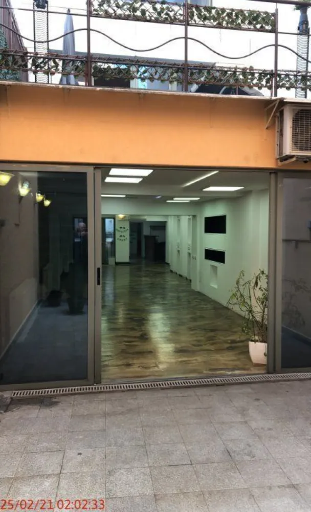 Birouri, salon infrumusetare, cabinet medical, centru wellness-Unirii cu Traian - Birouri de inchiriat. - Suprafata totala 170 mp (d.c. 2 terase de 28mp); - Suprafata comerciala 142 mp; - 2 cai de acces; prin fata + lift; - Centrala termica + 2 aer conditionat cu inverter; - grupuri sanitare B+F; - Contorizare separata Dotari imobil: - supraveghere video; - izolatii termice interior, exterior, - podele marmura/gresie; - ferestre geam termopan Spatiul comercial se afla la parterul unei constructii noi (2009) si poate avea ca destinatie: spatiu de birouri, cabinet medical, birou notarial, afterschool, salon infrumusetare etc. Este compartimentat pt. a fi restaurant, dar, a fost inchiriat unei firme de asigurari (broker) pt. activitate de birouri iar ulterior a a gazduit un coafor (frizerie) si centru wellness - Herbalife. Concret, are un open space de cca 100 mp la parter si dependintele la subsol + o camera care poate fi folosita ca birou sau vestiar, Dispune de 2 terase in proprietate.