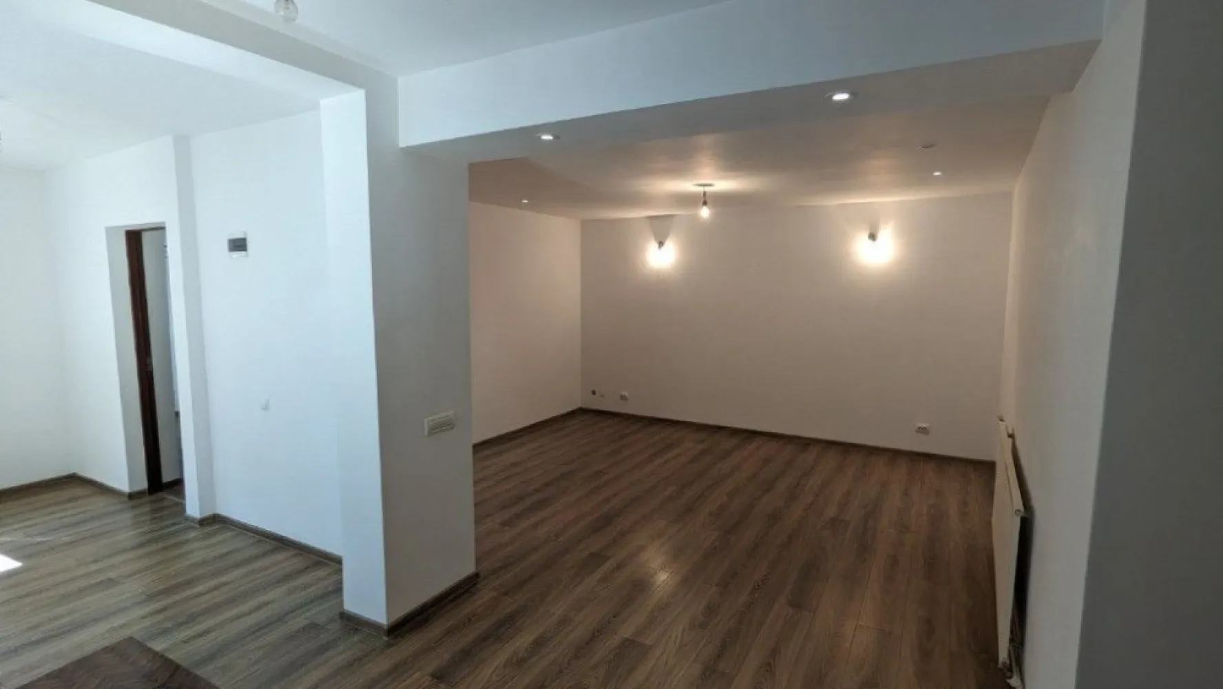 Casa Crangasi | 3 Camere | 5 min de mers Metrou Crangasi - Direct Proprietar, persoana fizica, am achiziționat imobilul în urma cu 11 ani. Amenajările, consolidarea și instalațiile au fost realizate cu simț de răspundere pentru uz propriu, nu în vederea vânzării. Motivul vânzării este că m-am mutat in altă țară. Adresa exactă este: Strada Geoagiu 6, sector 6 Casa este situată într-o zona linistita si ultracentrala din Cartierul Crangasi, la doar 5 minute de mers pe jos până la stația de metrou, tramvaiul 41 si alte conexiuni adiacente. Secția 20 de Poliție, Piața Crangasi, Magazinul Emag si alte magazine: Lidl, Mega Image, Profi, Carrefour sunt în proximitate. De asemenea Complexul sportiv Sportul Studențesc este în apropiere la doar cateva minute de mers pe jos, iar Universitatea Politehnica la 20 minute de mers pe jos. Detalii Tehnice: - Imobilul detine toate utilitatile necesare: gaze, apa + canalizare, curent - Casa este din caramida, fiind reconsolidata si renovată în totalitate - Izolatie termica exterioara cu exudat de 10 cm - Acoperiș nou din tabla cutata groasa de 0.5mm - Teren de 130 m2, cu un spațiu liber de 65 m2 curte - Curte betonata cu un detaliu de pamant de aproape 4m2 pentru flori langa gard Configurare: - Parter: Intrarea se face prin holul generos cu vizibilitate a livingului mare, separat este 1 dormitor, o baie si o bucatarie - Mansarda: Intrarea se face prin scara exterioara. Holul este de asemenea locuibil, fiind disponibilă o camera si o baie - Suprafața totala locuibila este de 100 m2 (P+M) - În poze se poate vedea configurația completa Dotari: - Parcare interioară pentru o masina, cu posibilitate de parcare în fata portii - Instalatia de căldură si cea electrică este nouă - Centrala termica pe gaz - Aer conditionat - Parchet la parter si mocheta la mansarda - Deschiderea casei este în partea de SUD, avand lumina si soare intreaga zi Potențial: - Imobilul este situat în zona M3, pe aceeași construcție se poate supraetaja obtinand P+1E+M - Pe teren se poate construi un bloc de apartamente Sunt disponibil la telefon sau prin mesaje, iar casa de asemenea se poate vizualiza oricand. Prețul este negociabil!