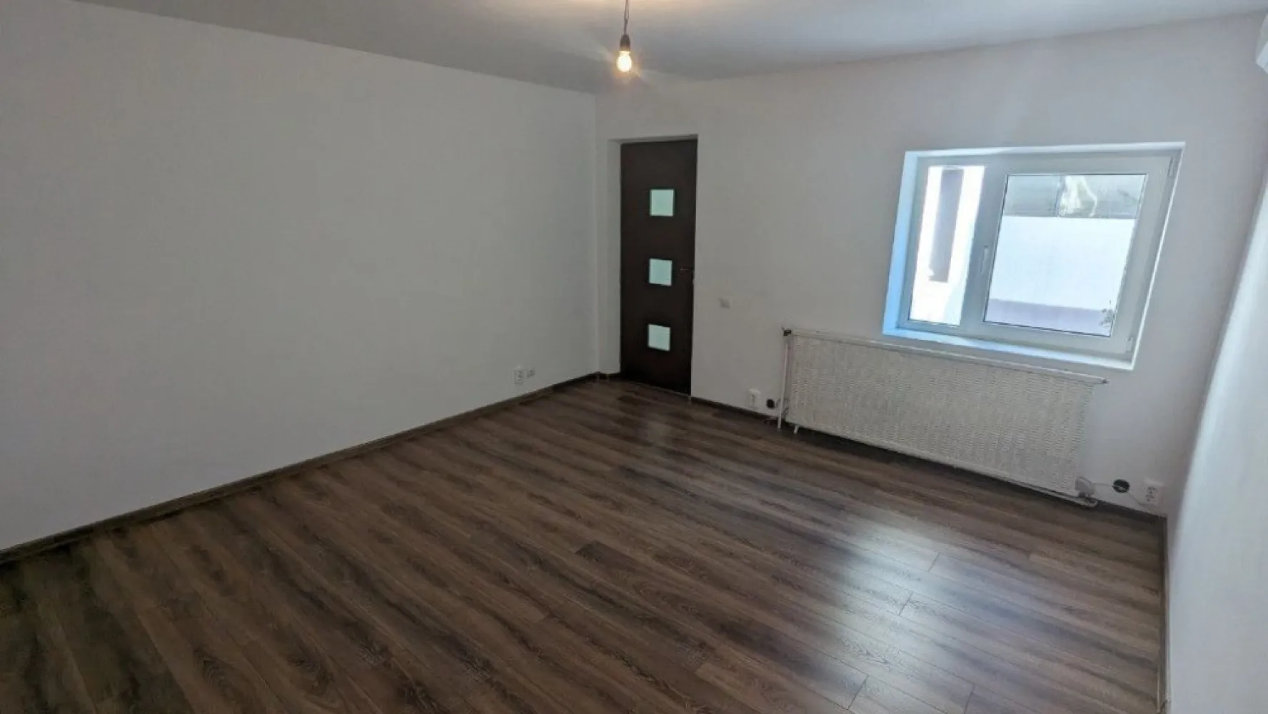 Casa Crangasi | 3 Camere | 5 min de mers Metrou Crangasi - Direct Proprietar, persoana fizica, am achiziționat imobilul în urma cu 11 ani. Amenajările, consolidarea și instalațiile au fost realizate cu simț de răspundere pentru uz propriu, nu în vederea vânzării. Motivul vânzării este că m-am mutat in altă țară. Adresa exactă este: Strada Geoagiu 6, sector 6 Casa este situată într-o zona linistita si ultracentrala din Cartierul Crangasi, la doar 5 minute de mers pe jos până la stația de metrou, tramvaiul 41 si alte conexiuni adiacente. Secția 20 de Poliție, Piața Crangasi, Magazinul Emag si alte magazine: Lidl, Mega Image, Profi, Carrefour sunt în proximitate. De asemenea Complexul sportiv Sportul Studențesc este în apropiere la doar cateva minute de mers pe jos, iar Universitatea Politehnica la 20 minute de mers pe jos. Detalii Tehnice: - Imobilul detine toate utilitatile necesare: gaze, apa + canalizare, curent - Casa este din caramida, fiind reconsolidata si renovată în totalitate - Izolatie termica exterioara cu exudat de 10 cm - Acoperiș nou din tabla cutata groasa de 0.5mm - Teren de 130 m2, cu un spațiu liber de 65 m2 curte - Curte betonata cu un detaliu de pamant de aproape 4m2 pentru flori langa gard Configurare: - Parter: Intrarea se face prin holul generos cu vizibilitate a livingului mare, separat este 1 dormitor, o baie si o bucatarie - Mansarda: Intrarea se face prin scara exterioara. Holul este de asemenea locuibil, fiind disponibilă o camera si o baie - Suprafața totala locuibila este de 100 m2 (P+M) - În poze se poate vedea configurația completa Dotari: - Parcare interioară pentru o masina, cu posibilitate de parcare în fata portii - Instalatia de căldură si cea electrică este nouă - Centrala termica pe gaz - Aer conditionat - Parchet la parter si mocheta la mansarda - Deschiderea casei este în partea de SUD, avand lumina si soare intreaga zi Potențial: - Imobilul este situat în zona M3, pe aceeași construcție se poate supraetaja obtinand P+1E+M - Pe teren se poate construi un bloc de apartamente Sunt disponibil la telefon sau prin mesaje, iar casa de asemenea se poate vizualiza oricand. Prețul este negociabil!