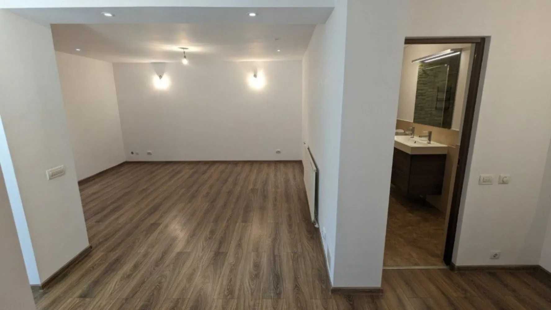 Casa Crangasi | 3 Camere | 5 min de mers Metrou Crangasi - Direct Proprietar, persoana fizica, am achiziționat imobilul în urma cu 11 ani. Amenajările, consolidarea și instalațiile au fost realizate cu simț de răspundere pentru uz propriu, nu în vederea vânzării. Motivul vânzării este că m-am mutat in altă țară. Adresa exactă este: Strada Geoagiu 6, sector 6 Casa este situată într-o zona linistita si ultracentrala din Cartierul Crangasi, la doar 5 minute de mers pe jos până la stația de metrou, tramvaiul 41 si alte conexiuni adiacente. Secția 20 de Poliție, Piața Crangasi, Magazinul Emag si alte magazine: Lidl, Mega Image, Profi, Carrefour sunt în proximitate. De asemenea Complexul sportiv Sportul Studențesc este în apropiere la doar cateva minute de mers pe jos, iar Universitatea Politehnica la 20 minute de mers pe jos. Detalii Tehnice: - Imobilul detine toate utilitatile necesare: gaze, apa + canalizare, curent - Casa este din caramida, fiind reconsolidata si renovată în totalitate - Izolatie termica exterioara cu exudat de 10 cm - Acoperiș nou din tabla cutata groasa de 0.5mm - Teren de 130 m2, cu un spațiu liber de 65 m2 curte - Curte betonata cu un detaliu de pamant de aproape 4m2 pentru flori langa gard Configurare: - Parter: Intrarea se face prin holul generos cu vizibilitate a livingului mare, separat este 1 dormitor, o baie si o bucatarie - Mansarda: Intrarea se face prin scara exterioara. Holul este de asemenea locuibil, fiind disponibilă o camera si o baie - Suprafața totala locuibila este de 100 m2 (P+M) - În poze se poate vedea configurația completa Dotari: - Parcare interioară pentru o masina, cu posibilitate de parcare în fata portii - Instalatia de căldură si cea electrică este nouă - Centrala termica pe gaz - Aer conditionat - Parchet la parter si mocheta la mansarda - Deschiderea casei este în partea de SUD, avand lumina si soare intreaga zi Potențial: - Imobilul este situat în zona M3, pe aceeași construcție se poate supraetaja obtinand P+1E+M - Pe teren se poate construi un bloc de apartamente Sunt disponibil la telefon sau prin mesaje, iar casa de asemenea se poate vizualiza oricand. Prețul este negociabil!