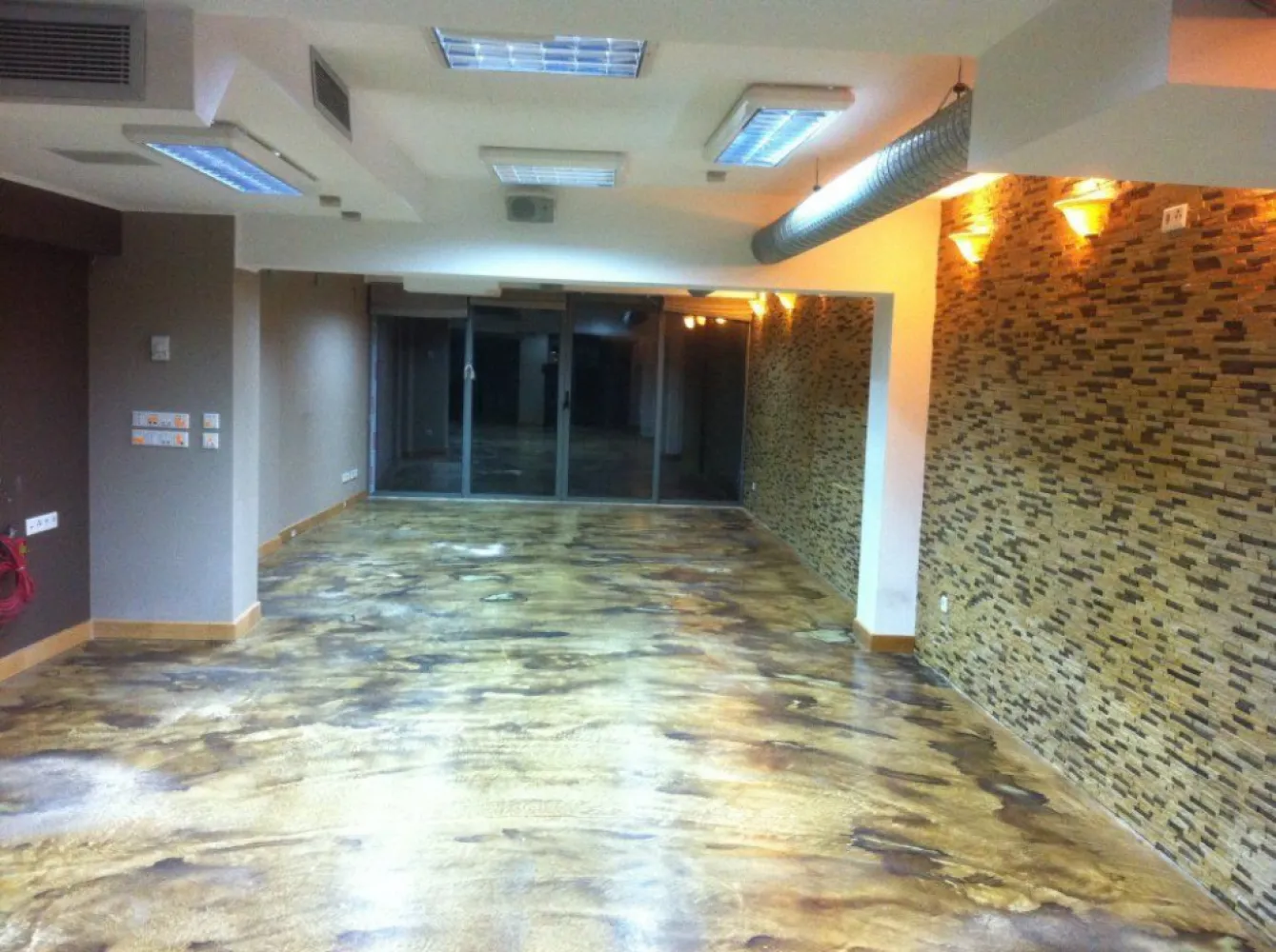 Birouri, salon infrumusetare, cabinet medical, centru wellness-Unirii cu Traian - Birouri de inchiriat. - Suprafata totala 170 mp (d.c. 2 terase de 28mp); - Suprafata comerciala 142 mp; - 2 cai de acces; prin fata + lift; - Centrala termica + 2 aer conditionat cu inverter; - grupuri sanitare B+F; - Contorizare separata Dotari imobil: - supraveghere video; - izolatii termice interior, exterior, - podele marmura/gresie; - ferestre geam termopan Spatiul comercial se afla la parterul unei constructii noi (2009) si poate avea ca destinatie: spatiu de birouri, cabinet medical, birou notarial, afterschool, salon infrumusetare etc. Este compartimentat pt. a fi restaurant, dar, a fost inchiriat unei firme de asigurari (broker) pt. activitate de birouri iar ulterior a a gazduit un coafor (frizerie) si centru wellness - Herbalife. Concret, are un open space de cca 100 mp la parter si dependintele la subsol + o camera care poate fi folosita ca birou sau vestiar, Dispune de 2 terase in proprietate.