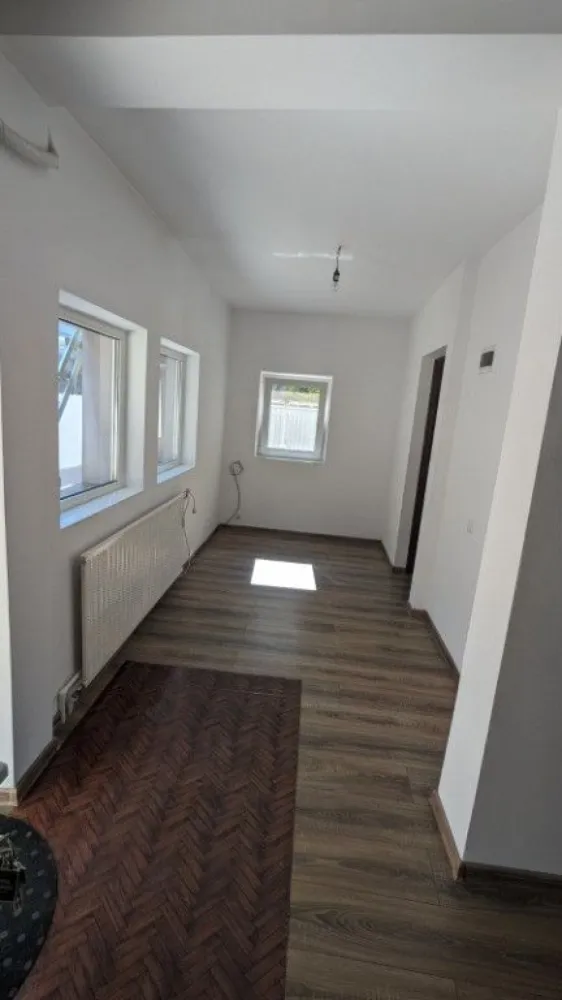 Casa Crangasi | 3 Camere | 5 min de mers Metrou Crangasi - Direct Proprietar, persoana fizica, am achiziționat imobilul în urma cu 11 ani. Amenajările, consolidarea și instalațiile au fost realizate cu simț de răspundere pentru uz propriu, nu în vederea vânzării. Motivul vânzării este că m-am mutat in altă țară. Adresa exactă este: Strada Geoagiu 6, sector 6 Casa este situată într-o zona linistita si ultracentrala din Cartierul Crangasi, la doar 5 minute de mers pe jos până la stația de metrou, tramvaiul 41 si alte conexiuni adiacente. Secția 20 de Poliție, Piața Crangasi, Magazinul Emag si alte magazine: Lidl, Mega Image, Profi, Carrefour sunt în proximitate. De asemenea Complexul sportiv Sportul Studențesc este în apropiere la doar cateva minute de mers pe jos, iar Universitatea Politehnica la 20 minute de mers pe jos. Detalii Tehnice: - Imobilul detine toate utilitatile necesare: gaze, apa + canalizare, curent - Casa este din caramida, fiind reconsolidata si renovată în totalitate - Izolatie termica exterioara cu exudat de 10 cm - Acoperiș nou din tabla cutata groasa de 0.5mm - Teren de 130 m2, cu un spațiu liber de 65 m2 curte - Curte betonata cu un detaliu de pamant de aproape 4m2 pentru flori langa gard Configurare: - Parter: Intrarea se face prin holul generos cu vizibilitate a livingului mare, separat este 1 dormitor, o baie si o bucatarie - Mansarda: Intrarea se face prin scara exterioara. Holul este de asemenea locuibil, fiind disponibilă o camera si o baie - Suprafața totala locuibila este de 100 m2 (P+M) - În poze se poate vedea configurația completa Dotari: - Parcare interioară pentru o masina, cu posibilitate de parcare în fata portii - Instalatia de căldură si cea electrică este nouă - Centrala termica pe gaz - Aer conditionat - Parchet la parter si mocheta la mansarda - Deschiderea casei este în partea de SUD, avand lumina si soare intreaga zi Potențial: - Imobilul este situat în zona M3, pe aceeași construcție se poate supraetaja obtinand P+1E+M - Pe teren se poate construi un bloc de apartamente Sunt disponibil la telefon sau prin mesaje, iar casa de asemenea se poate vizualiza oricand. Prețul este negociabil!