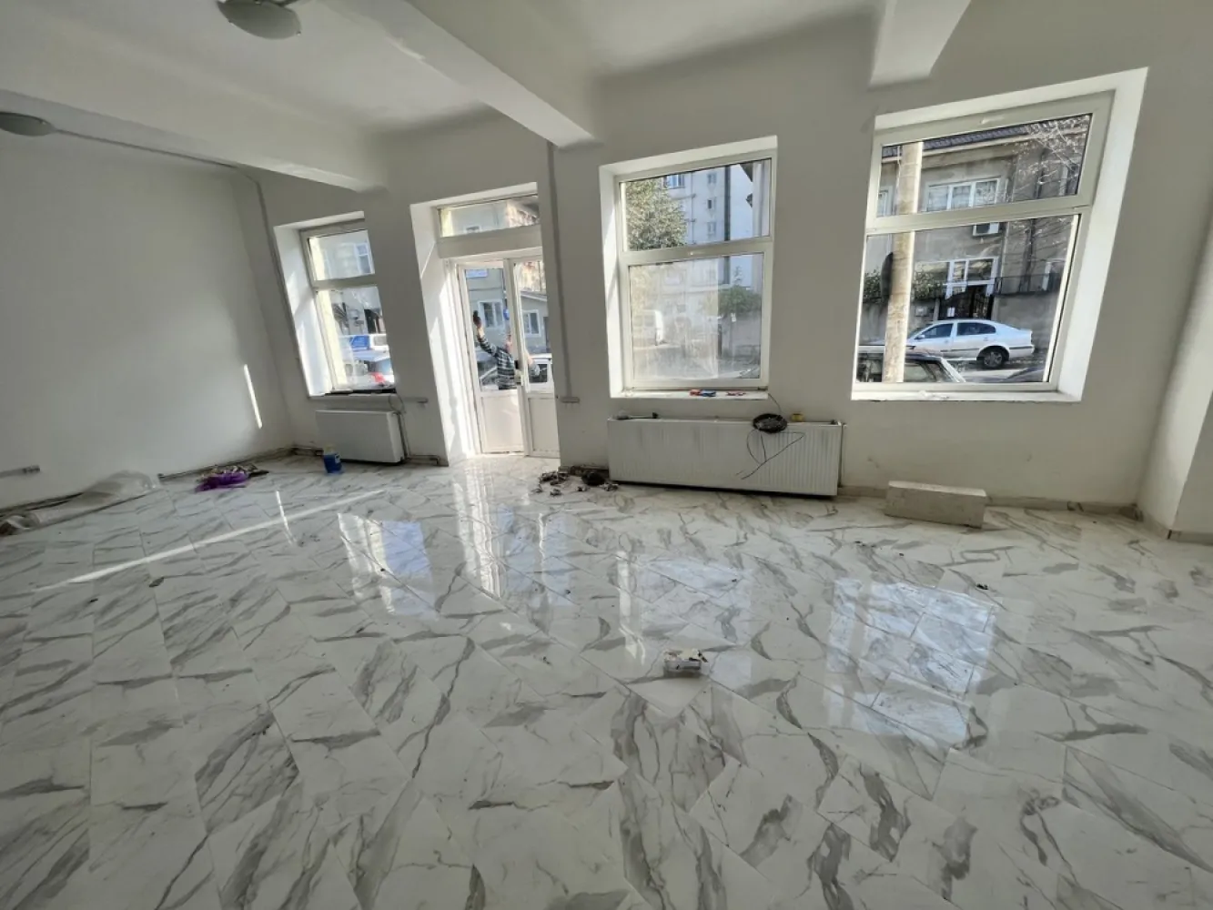 Rond Alba Iulia, Decebal, Bucuresti - spatiu 200 mp, exista si demisol caramida aerisit pretabil bar (separat 500 euro), de inchiriat pe strada cu Turqoise, Theodor Sperantia 73, deasemenea exista si o curte de 160 mp, se inchiriaza separat 500 euro. Pretabil azil, gradinita, market, cafenea, gelaterie, stand, up, showroom.