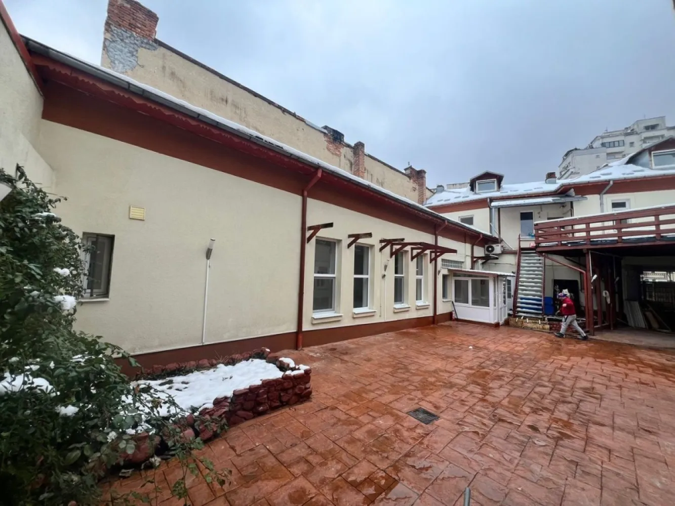 Rond Alba Iulia, Decebal, Bucuresti - spatiu 200 mp, exista si demisol caramida aerisit pretabil bar (separat 500 euro), de inchiriat pe strada cu Turqoise, Theodor Sperantia 73, deasemenea exista si o curte de 160 mp, se inchiriaza separat 500 euro. Pretabil azil, gradinita, market, cafenea, gelaterie, stand, up, showroom.