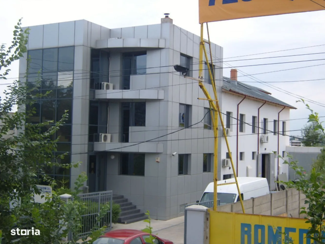 spatiu comercial/clinica/camin de batrani - Vanzare cladire birouri, depozit, locuinta , garaj ;iesire la doua strazi , teren 1000 mp , suprafata construita 960 mp , pretabil clinica, cresa, azil de batrani, spital , show room etc  Cladirea este situata pe Sos. Fundeni , vis a vis de spital, in imediata apropiere fata de viitoarea statie de tren metropolitan. Pret 1.400.000 euro + tva