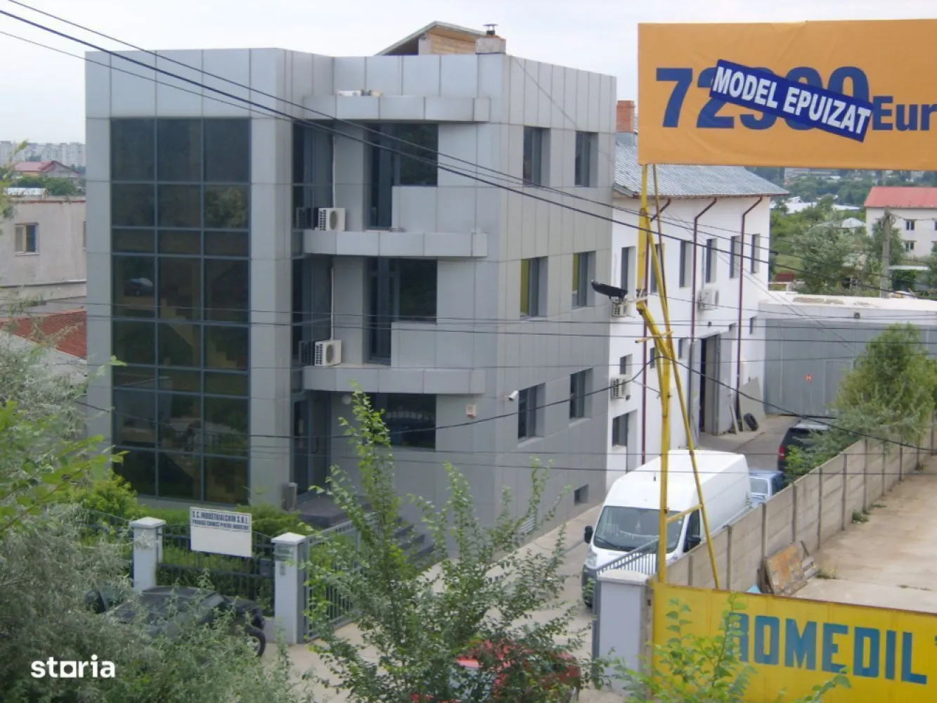 spatiu comercial/clinica/camin de batrani - Vanzare cladire birouri, depozit, locuinta , garaj ;iesire la doua strazi , teren 1000 mp , suprafata construita 960 mp , pretabil clinica, cresa, azil de batrani, spital , show room etc  Cladirea este situata pe Sos. Fundeni , vis a vis de spital, in imediata apropiere fata de viitoarea statie de tren metropolitan. Pret 1.400.000 euro + tva