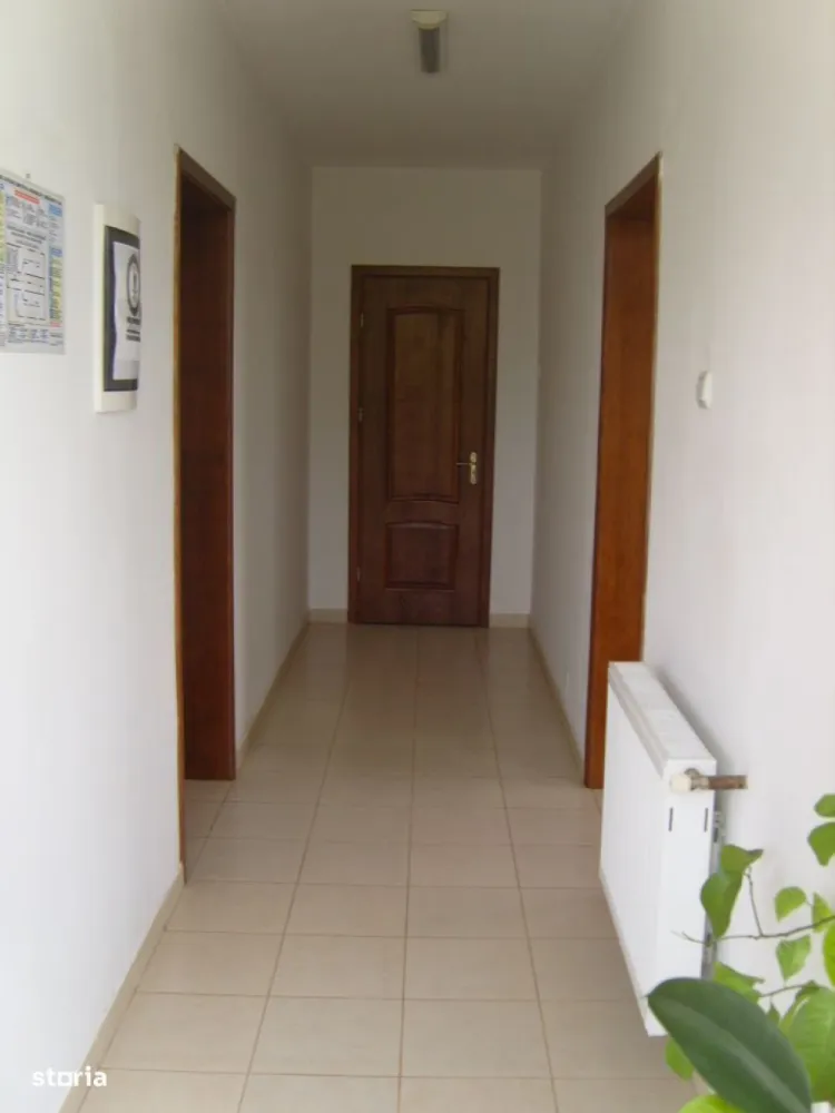 spatiu comercial/clinica/camin de batrani - Vanzare cladire birouri, depozit, locuinta , garaj ;iesire la doua strazi , teren 1000 mp , suprafata construita 960 mp , pretabil clinica, cresa, azil de batrani, spital , show room etc  Cladirea este situata pe Sos. Fundeni , vis a vis de spital, in imediata apropiere fata de viitoarea statie de tren metropolitan. Pret 1.400.000 euro + tva