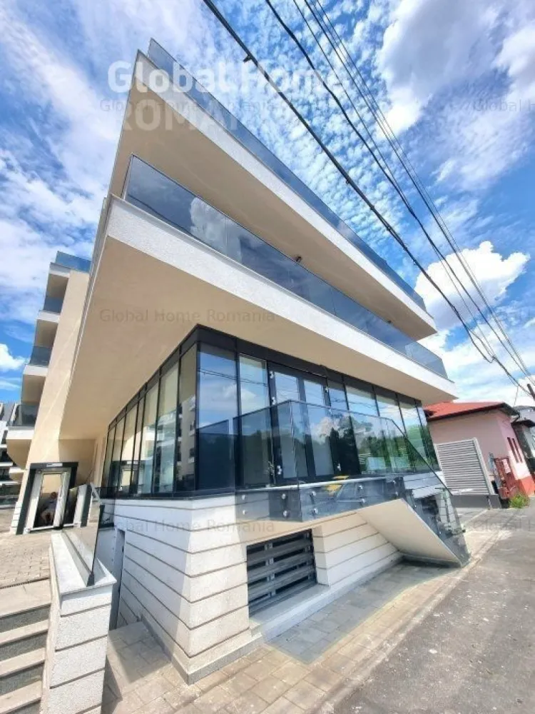 13 Septembrie, Panduri, Unirii, Catedral Residence, spatiu com. 180 mp, vitrina 25 mp - Cosmin Vasilache ^ Global Home Romania ^ Real Estate Agency ^ Imobiliare 0% Comision Spatiu Comercial cu o suprfata utila de 180 situat in zona centrala a capitalei avand accces rapid catre toane zonele de intres ale Bucurestiului. Proprietatea este situata in cadrul unui ansamblu rezidential cu o viziune moderna asupra mediului de locuit finalizat in anul 2022. Imobilul este situat pe Str. Gheorgheni - Catedral Residence avand aprioximativ 120 unitati. INFORMATII TEHNICE Infrastructura cladirii (fundatii) este de tip cutie rigida din beton armat (fundatii, pereti si planseul de peste demisol din beton armat). Suprastructura de tip cadre de beton armat, alcatuita din stalpi, pereti si plansee din beton armat. La realizarea structurii de rezistenta s-au folosit beton de rezistenta C25/30 in plansee si C30/37 in elementele verticale (stalpi si pereti). Otelul beton utilizat in armare este de tip BST500S. Acoperisul constructiei este de tip sarpanta din lemn ecarisat de rasinoase cu invelitoare din tabla faltuita. Toate elementele componente ale sarpantei din lemn (popi, capriori, clesti, cosoroabe, astereala) au fost supuse tratamentului impotriva cariilor, insectelor, mucegaiului, fungilor si nu in ultimul rand impotriva focului. Toate materialele utilizate in executia structurii de rezistenta au fost prevazute in proiectul tehnic de rezistenta mecanica si stabilitate si, au fost insotite de fise tehnice, agrement tehnic de conformitate, documente ce se regasesc in Cartea Tehnica a Constructiei. Constructia a fost proiectata sa reziste la cutremure cu magnitudinea cuprinsa intre 8 si 8,5 grade pe scara Richter. Izolarea este realizata cu polistiren expandat EPS 80 de 100 mm ecranat intre nivele cu vata bazaltica de 100 mm pentru confort termic, acustic, siguranta la incendiu si un impact redus asupra mediului inconjurator Tencuiala decorativa de exterior este rezistenta la apa, texturata, permeabila la vapori, rezistenta la fisuri si solicitari mecanice, protejeaza izolatia termica, durabila, usor de revopsit pentru a da in viitor cladirii un aer proaspat si a facilita intretinerea si repararea. Ferestre Salamander Bluevolution 82 – Noua generatie a sistemului Blu Evolution are o structura inovativa cu 6 camere, adancime constructiva de 82 mm. Sistemul dispune de o protectie termica optima oferind cea mai buna eficienta energetica. Izolarea termica a ferestrei Blu Evolution 82 este excelenta pentru ca garnitura mediana imbunatateste proprietatile termice si acustice si ofera o protectie sigura impotriva vantului si ploii. Accesorii feronerie ROTO NT Geam termopan 44 mm Tripan Clar + Clar + Low-e Finisaj Gri Graphite Garantie – 24 luni VIDEOINTERFON ELECTRA SMART Videointerfon ELECTRA SMART – Panou exterior cu suprafata GLASS securizata 8 mm, carcasa aluminiu, camera video 1/3 CCD Sony (537×597), display electronic pentru lista locatari, tastatura touch iluminata, comunicatie full-dup Centrala termica in condensatie VAILLANT ecoTEC intro VUW 18/24 AS/1-1 pentru incalzire si preparare apa calda in regim instant. ECOTEC Intro ofera tot ce ati putea dori de la o solutie moderna de incalzire si apa calda menjera: calitate inalta, tehnologie de ultima generatie si robustete. Consum de energie in standby mai mic de 2W Debit apa calda – 11,5 l / min, (ΔT = 30° C) Display touch screen