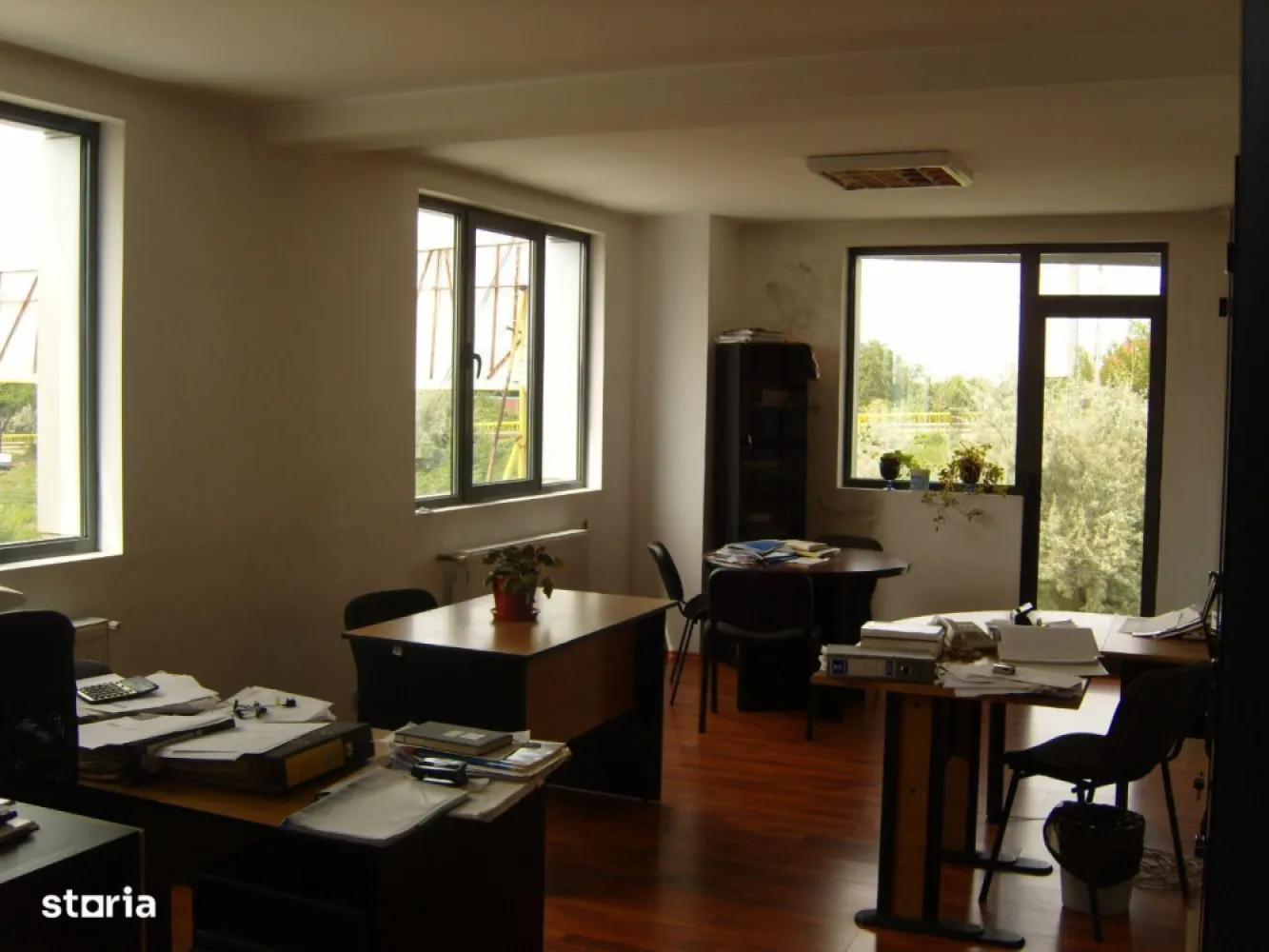 spatiu comercial/clinica/camin de batrani - Vanzare cladire birouri, depozit, locuinta , garaj ;iesire la doua strazi , teren 1000 mp , suprafata construita 960 mp , pretabil clinica, cresa, azil de batrani, spital , show room etc  Cladirea este situata pe Sos. Fundeni , vis a vis de spital, in imediata apropiere fata de viitoarea statie de tren metropolitan. Pret 1.400.000 euro + tva
