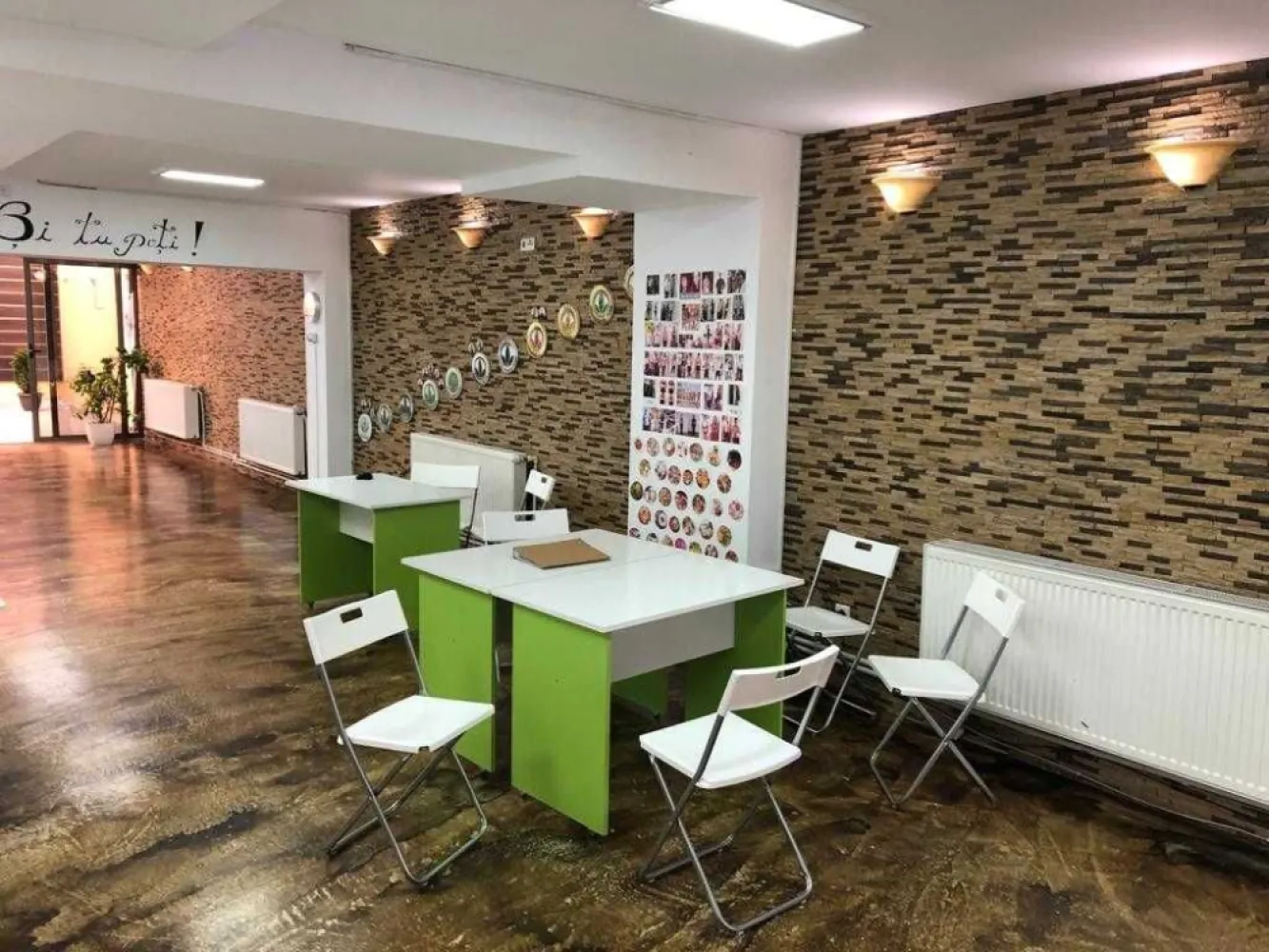 Spatiu comercial, birouri, cabinet medical - Unirii cu Traian - Birouri de inchiriat. - Suprafata totala 170 mp (d.c. 2 terase de 28mp); - Suprafata comerciala 142 mp; - 2 cai de acces; prin fata + lift; - Centrala termica + 2 aer conditionat cu inverter; - grupuri sanitare B+F; - Contorizare separata Dotari imobil: - supraveghere video; - izolatii termice interior, exterior, - podele marmura/gresie; - ferestre geam termopan Spatiul comercial se afla la parterul unei constructii noi (2009) si poate avea ca destinatie: spatiu de birouri, cabinet medical, birou notarial, afterschool, salon infrumusetare etc. Este compartimentat pt. a fi restaurant, dar, a fost inchiriat unei firme de asigurari (broker) pt. activitate de birouri iar ulterior a a gazduit un coafor (frizerie) si centru wellness - Herbalife. Concret, are un open space de cca 100 mp la parter si dependintele la subsol + o camera care poate fi folosita ca birou sau vestiar, Dispune de 2 terase in proprietate.