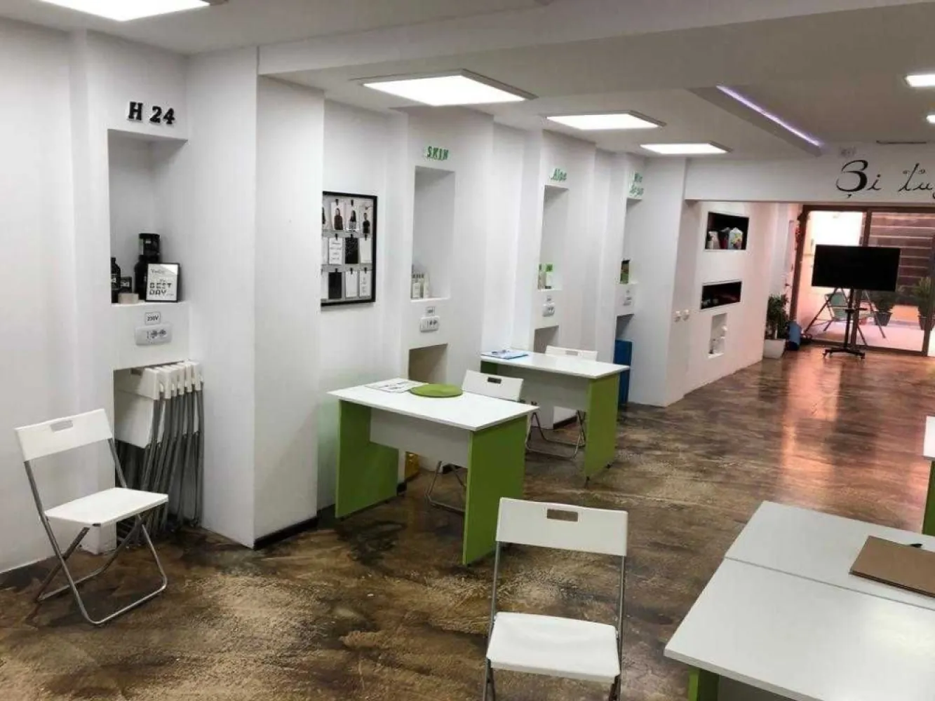 Spatiu comercial, birouri, cabinet medical - Unirii cu Traian - Birouri de inchiriat. - Suprafata totala 170 mp (d.c. 2 terase de 28mp); - Suprafata comerciala 142 mp; - 2 cai de acces; prin fata + lift; - Centrala termica + 2 aer conditionat cu inverter; - grupuri sanitare B+F; - Contorizare separata Dotari imobil: - supraveghere video; - izolatii termice interior, exterior, - podele marmura/gresie; - ferestre geam termopan Spatiul comercial se afla la parterul unei constructii noi (2009) si poate avea ca destinatie: spatiu de birouri, cabinet medical, birou notarial, afterschool, salon infrumusetare etc. Este compartimentat pt. a fi restaurant, dar, a fost inchiriat unei firme de asigurari (broker) pt. activitate de birouri iar ulterior a a gazduit un coafor (frizerie) si centru wellness - Herbalife. Concret, are un open space de cca 100 mp la parter si dependintele la subsol + o camera care poate fi folosita ca birou sau vestiar, Dispune de 2 terase in proprietate.