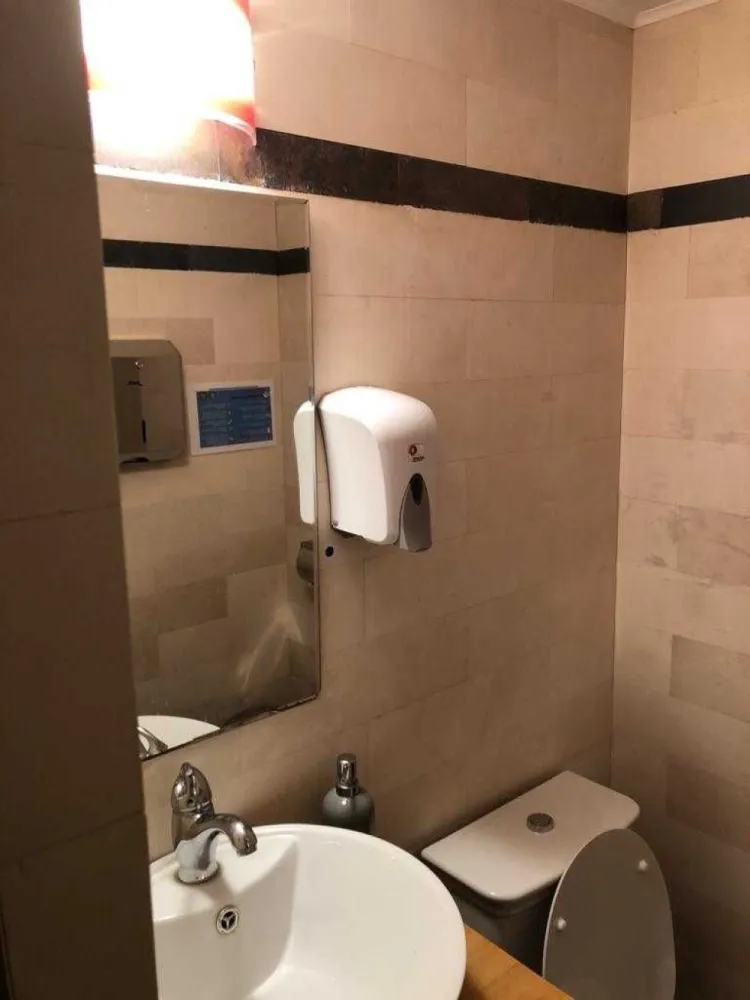 Spatiu comercial, birouri, cabinet medical - Unirii cu Traian - Birouri de inchiriat. - Suprafata totala 170 mp (d.c. 2 terase de 28mp); - Suprafata comerciala 142 mp; - 2 cai de acces; prin fata + lift; - Centrala termica + 2 aer conditionat cu inverter; - grupuri sanitare B+F; - Contorizare separata Dotari imobil: - supraveghere video; - izolatii termice interior, exterior, - podele marmura/gresie; - ferestre geam termopan Spatiul comercial se afla la parterul unei constructii noi (2009) si poate avea ca destinatie: spatiu de birouri, cabinet medical, birou notarial, afterschool, salon infrumusetare etc. Este compartimentat pt. a fi restaurant, dar, a fost inchiriat unei firme de asigurari (broker) pt. activitate de birouri iar ulterior a a gazduit un coafor (frizerie) si centru wellness - Herbalife. Concret, are un open space de cca 100 mp la parter si dependintele la subsol + o camera care poate fi folosita ca birou sau vestiar, Dispune de 2 terase in proprietate.