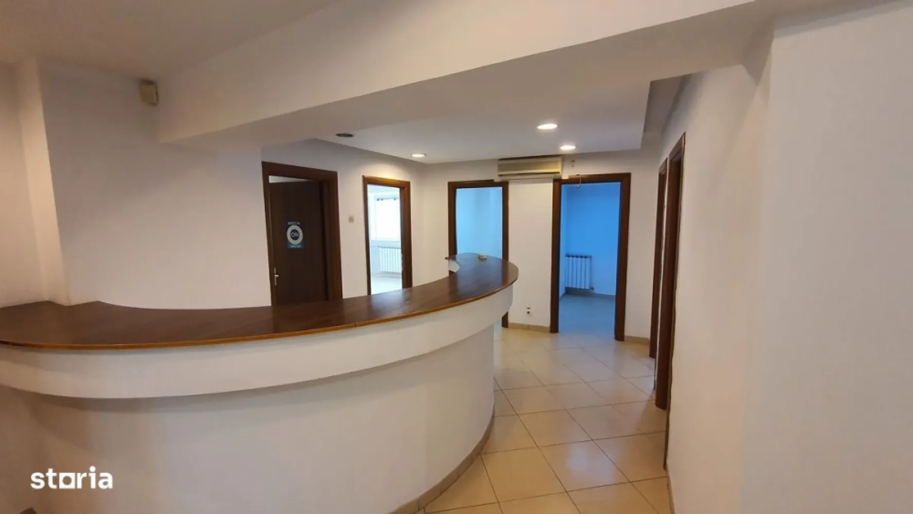 Spatiu birouri de vanzare in Piata Unirii, blocul Sitraco, 1100 mp - . Vindem spatiu de birouri situat in cladirea Sitraco Center (vedere la fantani), la 1 minut de metrou Piata Unirii, intr-o zona cu acces facil la transportul in comun si punctele de interes principale. Spatiul este compartimentat si se afla la etajul 2 al cladirii. Suprafata totala este de 1100 mp si se desfasoara pe 2 tronsoane. Accesul se face din ambele tronsoane (2 intrari separate). IDEAL PENTRU INVESTITIE: spatiul are deja chiriasi, cu o perioada contractuala de 3 ani. *Cele 2 tronsoane se pot achizitiona si separat Alte avantaje: ◾ pozitia etajul 2 al unui imobil cu regim de inaltime mare ◾ mijloace de transport metrou, STB ◾ vedere la fantani ◾ beneficiaza de 4 lifturi ◾ receptie si paza umana 24h/24 ◾ locuri de parcare in parcarea pazita din spatele blocului (accesul la bariera se face cu telecomanda) Pretul: 2.200.000 EUR, usor negociabil