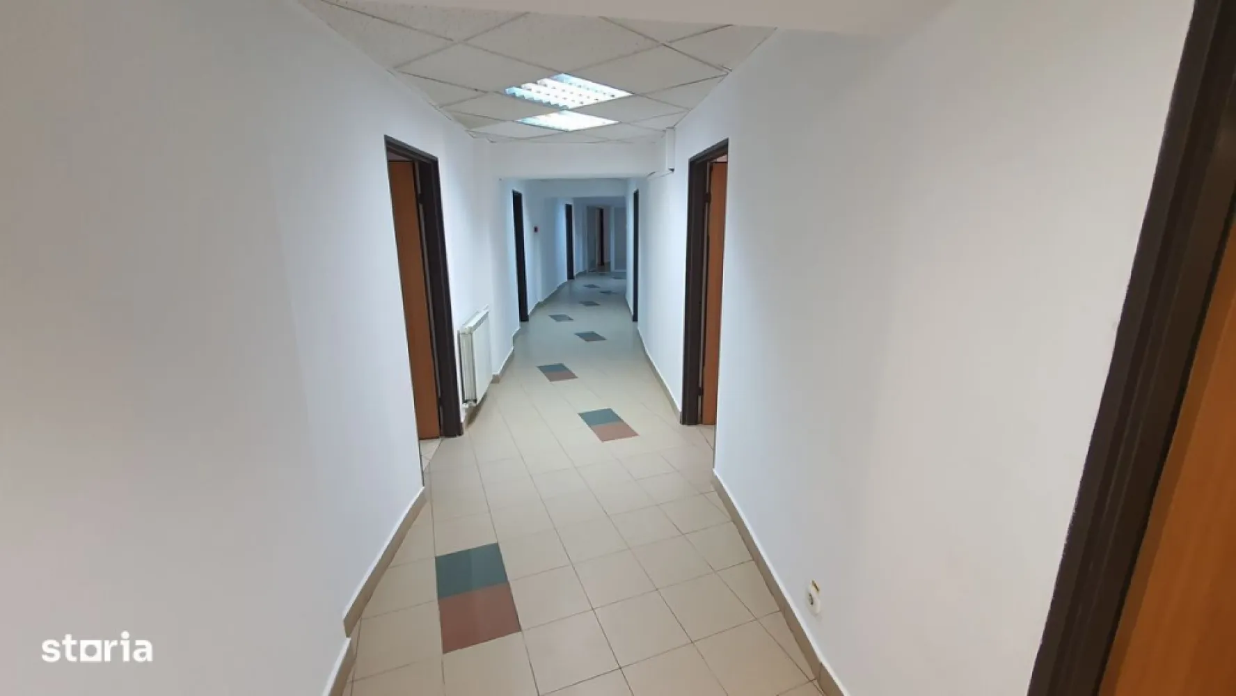 Spatiu birouri de vanzare in Piata Unirii, blocul Sitraco, 1100 mp - . Vindem spatiu de birouri situat in cladirea Sitraco Center (vedere la fantani), la 1 minut de metrou Piata Unirii, intr-o zona cu acces facil la transportul in comun si punctele de interes principale. Spatiul este compartimentat si se afla la etajul 2 al cladirii. Suprafata totala este de 1100 mp si se desfasoara pe 2 tronsoane. Accesul se face din ambele tronsoane (2 intrari separate). IDEAL PENTRU INVESTITIE: spatiul are deja chiriasi, cu o perioada contractuala de 3 ani. *Cele 2 tronsoane se pot achizitiona si separat Alte avantaje: ◾ pozitia etajul 2 al unui imobil cu regim de inaltime mare ◾ mijloace de transport metrou, STB ◾ vedere la fantani ◾ beneficiaza de 4 lifturi ◾ receptie si paza umana 24h/24 ◾ locuri de parcare in parcarea pazita din spatele blocului (accesul la bariera se face cu telecomanda) Pretul: 2.200.000 EUR, usor negociabil