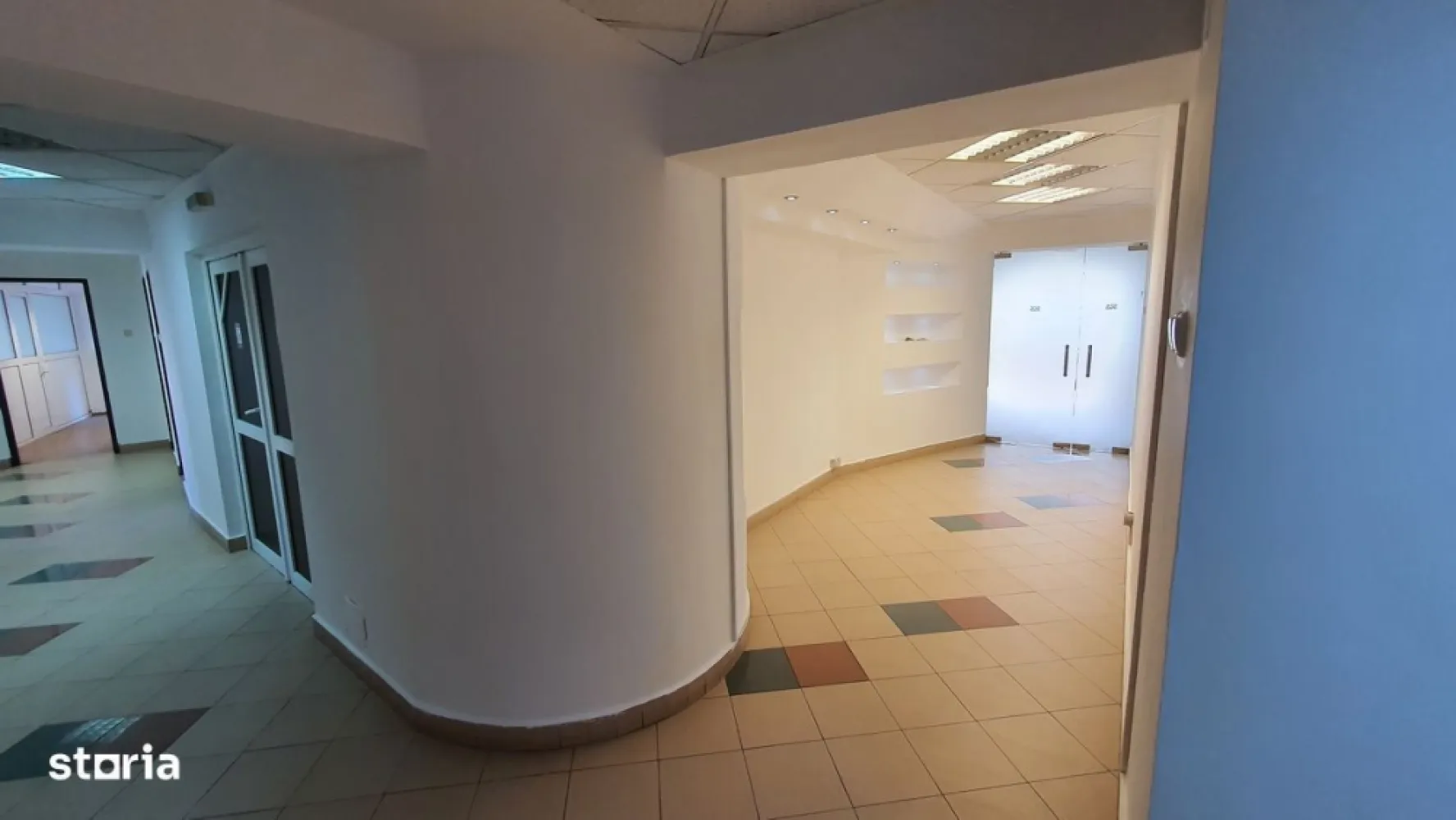 Spatiu birouri de vanzare in Piata Unirii, blocul Sitraco, 1100 mp - . Vindem spatiu de birouri situat in cladirea Sitraco Center (vedere la fantani), la 1 minut de metrou Piata Unirii, intr-o zona cu acces facil la transportul in comun si punctele de interes principale. Spatiul este compartimentat si se afla la etajul 2 al cladirii. Suprafata totala este de 1100 mp si se desfasoara pe 2 tronsoane. Accesul se face din ambele tronsoane (2 intrari separate). IDEAL PENTRU INVESTITIE: spatiul are deja chiriasi, cu o perioada contractuala de 3 ani. *Cele 2 tronsoane se pot achizitiona si separat Alte avantaje: ◾ pozitia etajul 2 al unui imobil cu regim de inaltime mare ◾ mijloace de transport metrou, STB ◾ vedere la fantani ◾ beneficiaza de 4 lifturi ◾ receptie si paza umana 24h/24 ◾ locuri de parcare in parcarea pazita din spatele blocului (accesul la bariera se face cu telecomanda) Pretul: 2.200.000 EUR, usor negociabil