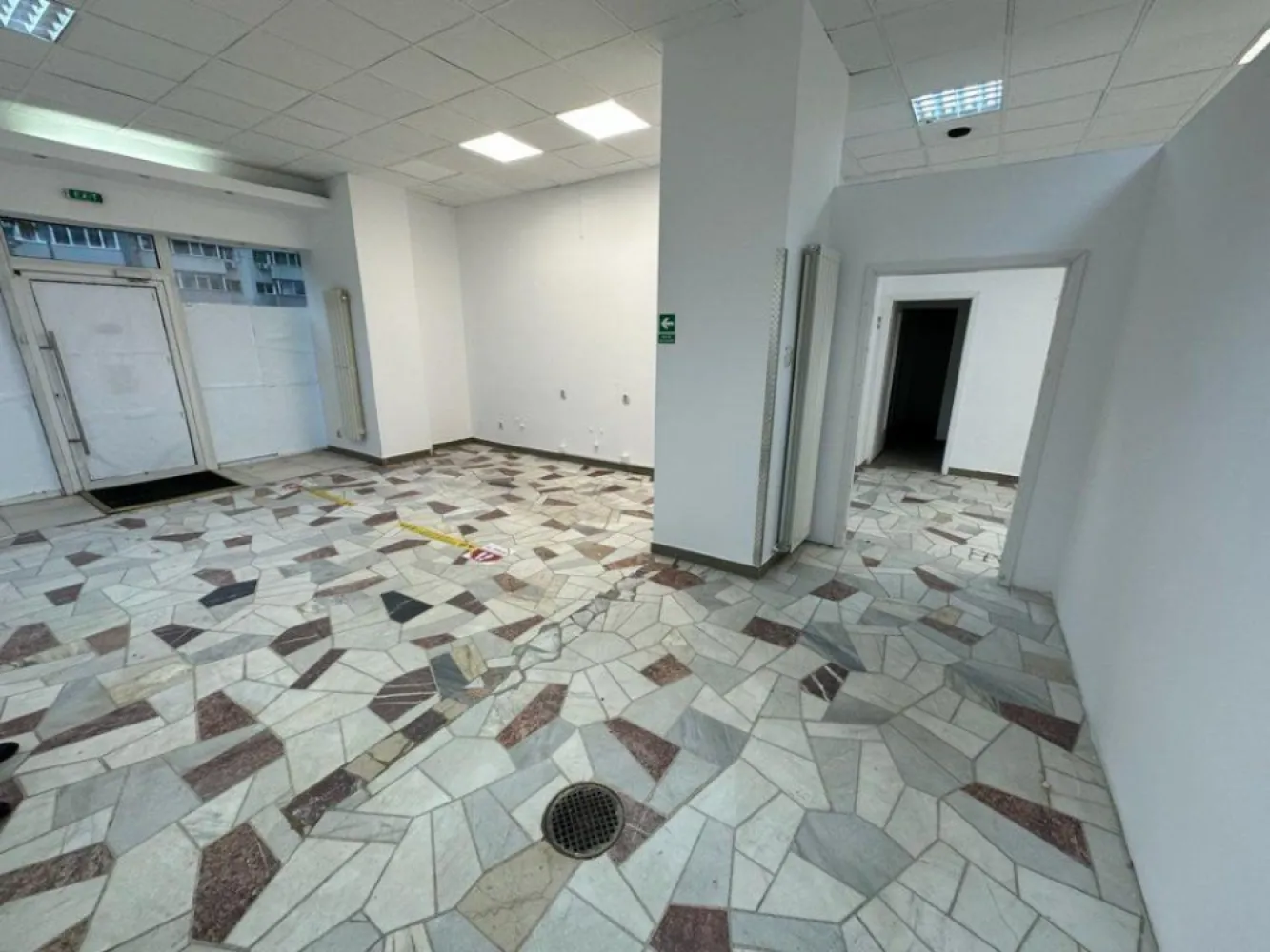 PROPRIETAR vand spatiu comercial pe Stefan Cel Mare - PROPRIETAR vand spatiu comercial pe Stefan Cel Mare, suprafata: 85mp, vitrina 5m, toate utilitatile separate, ideal birouri, banca, farmacie, amplasat langa statiile de autobuz si tramvai Lizeanu, vizibilitate foarte buna din trafic si mijloacele de transport in comun, amplasat aproape de intersectia Stefan cel Mare/Lizeanu, zona pietonala intensa. Pretabil activitati de comert si retail. Bransament electric 19Kw.