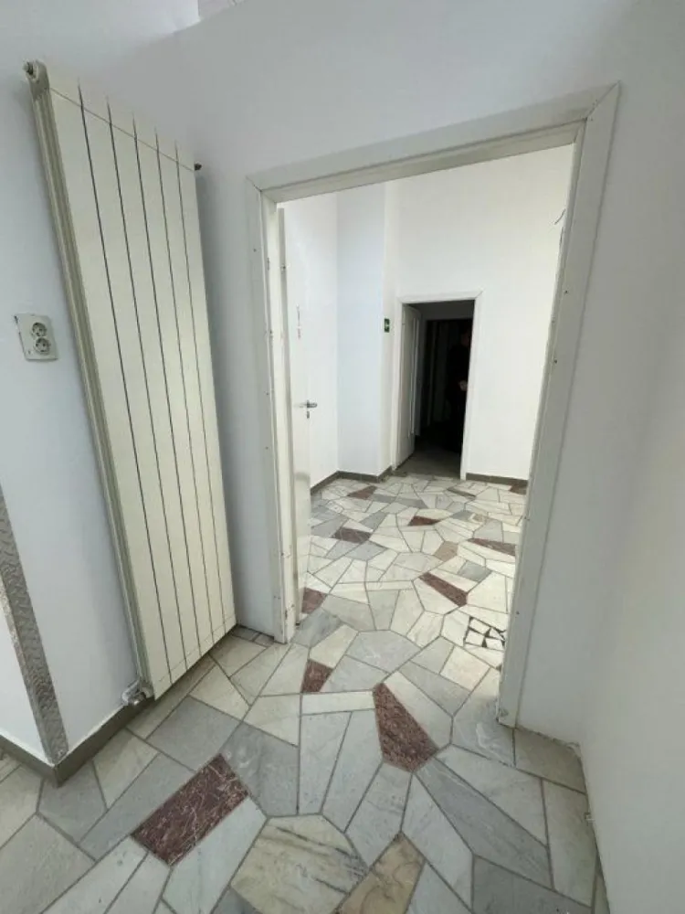 PROPRIETAR vand spatiu comercial pe Stefan Cel Mare - PROPRIETAR vand spatiu comercial pe Stefan Cel Mare, suprafata: 85mp, vitrina 5m, toate utilitatile separate, ideal birouri, banca, farmacie, amplasat langa statiile de autobuz si tramvai Lizeanu, vizibilitate foarte buna din trafic si mijloacele de transport in comun, amplasat aproape de intersectia Stefan cel Mare/Lizeanu, zona pietonala intensa. Pretabil activitati de comert si retail. Bransament electric 19Kw.