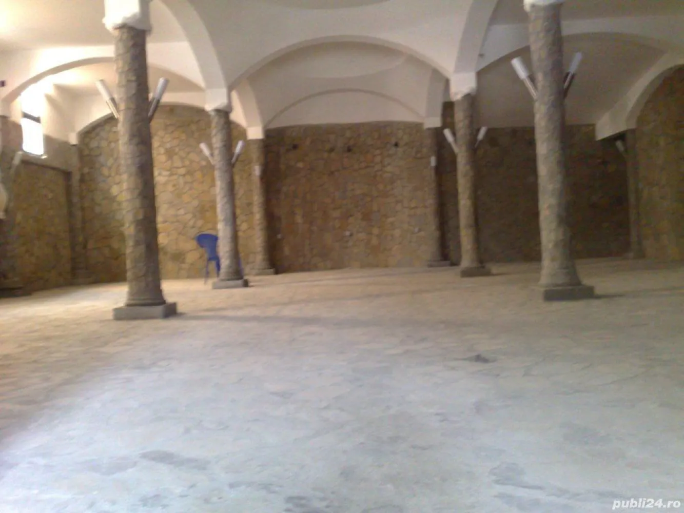 Vand Restaurant Parc Militari - Restaurantul are: trei sali de servire, total 200 mp, sala de evenimente 200 mp wc-uri separate, vestiare cu dusuri separat barbati, femei, bucatarie cu patru spatii separate de folosinta totul la standarde de exceptie. Deasupra apartament cu trei camere, baie, bucatarie, sala de sport cu terasa.