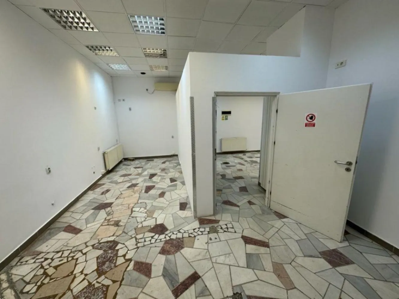 PROPRIETAR vand spatiu comercial pe Stefan Cel Mare - PROPRIETAR vand spatiu comercial pe Stefan Cel Mare, suprafata: 85mp, vitrina 5m, toate utilitatile separate, ideal birouri, banca, farmacie, amplasat langa statiile de autobuz si tramvai Lizeanu, vizibilitate foarte buna din trafic si mijloacele de transport in comun, amplasat aproape de intersectia Stefan cel Mare/Lizeanu, zona pietonala intensa. Pretabil activitati de comert si retail. Bransament electric 19Kw.