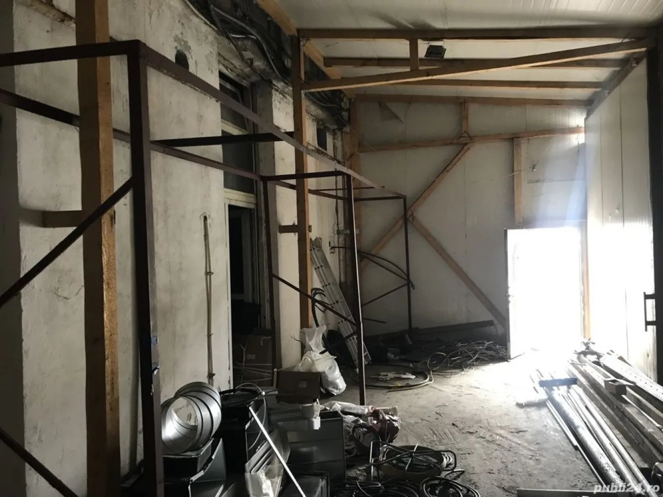 Spațiu comercial depozit service - Vând spațiu comercial in București ,B-dul Chișinău nr 1 piața Delfinului ideal pentru diverse activități ,utilități incluse cu deschidere mare ..Sector 2