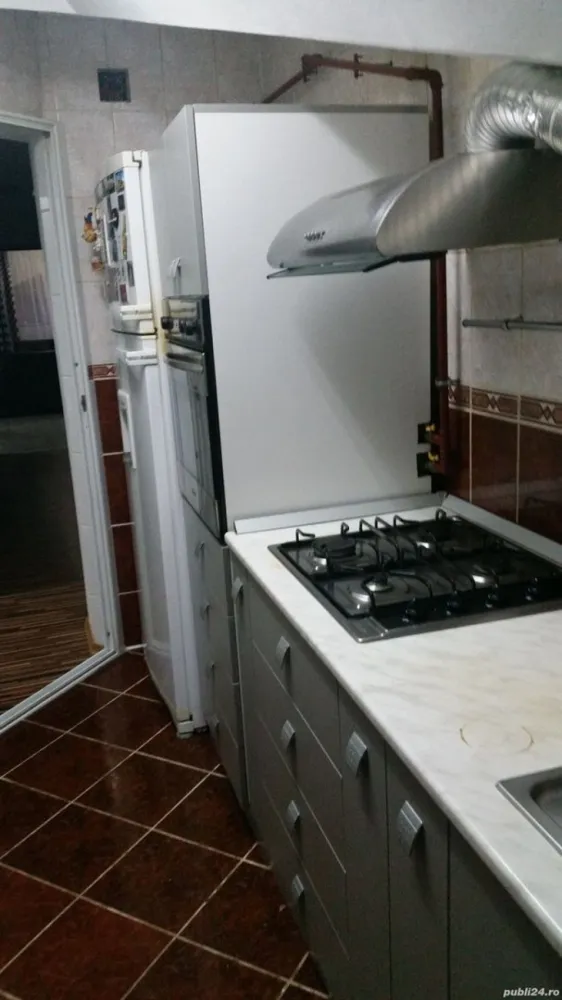 Vand Restaurant Parc Militari - Restaurantul are: trei sali de servire, total 200 mp, sala de evenimente 200 mp wc-uri separate, vestiare cu dusuri separat barbati, femei, bucatarie cu patru spatii separate de folosinta totul la standarde de exceptie. Deasupra apartament cu trei camere, baie, bucatarie, sala de sport cu terasa.