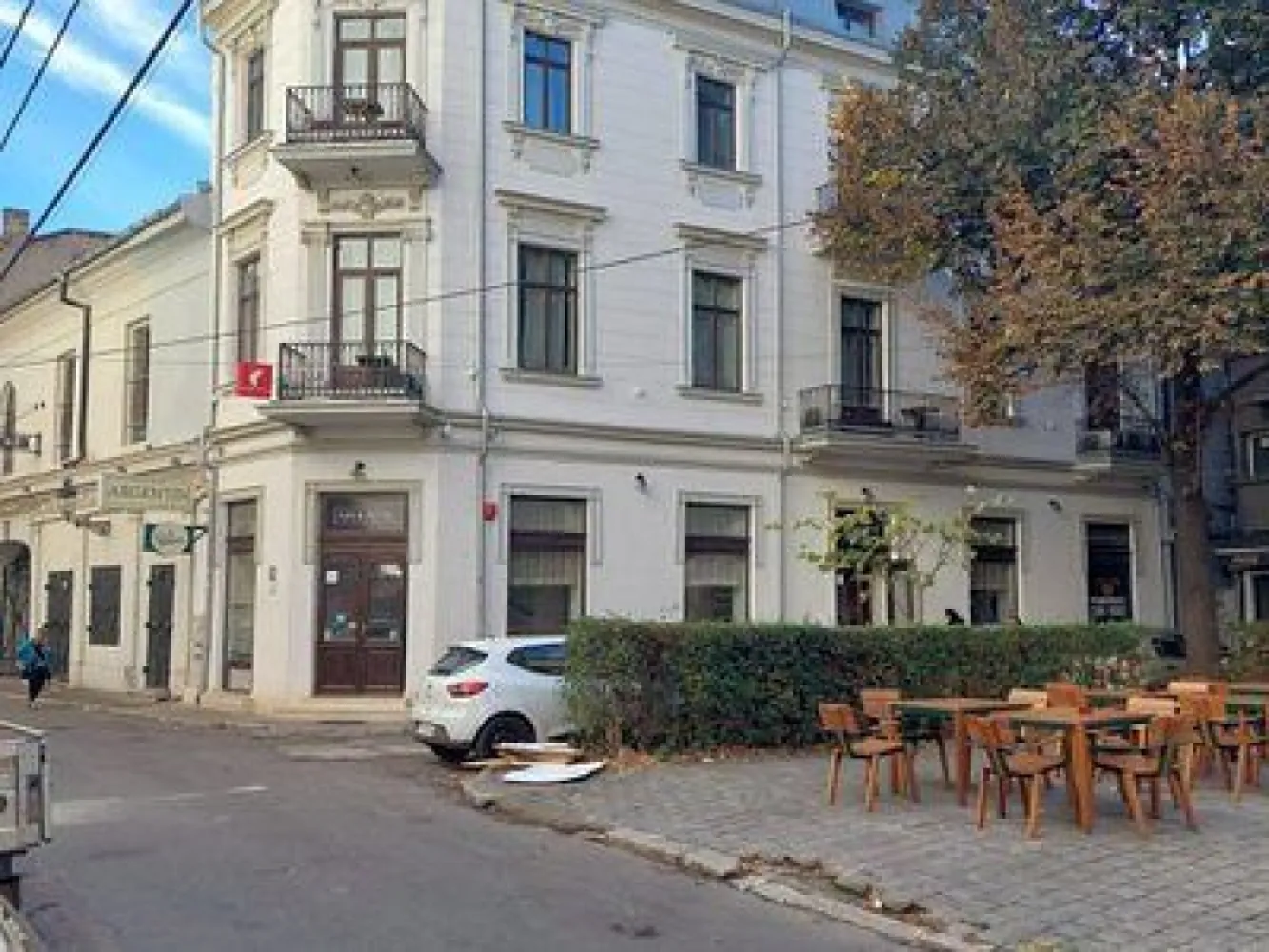 Spaţiu comercial centrul istoric - consolidat - Spatiul comercial monument istoric, consolidat in 2018, cu autorizatie de construire, receptie a lucrarii, intabulare, autorizatie de securitate la incendiu, este situat in Centrul Istoric, strada Blanari nr. 9 . Spaţiul este împărţit pe 3 nivele, subsol, parter si etajul 1 si dispune de finisaje de calitate, încălzire in pardoseala, geamuri termopan din lemn, lift monte-charge intre cele 3 nivele, 2 centrale proprii, 5 AC - uri , birou separat. Spatiul la ora actuala functioneaza ca restaurant (Restaurantul Argentin), si se preteaza si pentru alte activitati, spre exemplu, spatiu de birouri, sucursala de banca, magazin de haine sau alte produse, sala de jocuri, clinica stomatologica, notariat, etc Suprafaţa construită: 320mp. Suprafaţa utila: 214 mp. Grupuri sanitare: 4 Comision 0