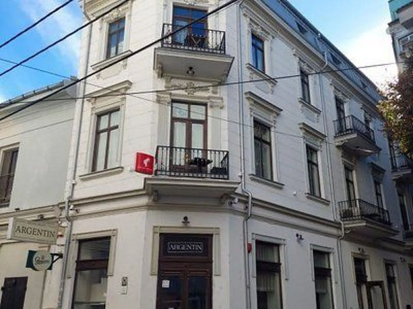 Spaţiu comercial centrul istoric - consolidat - Spatiul comercial monument istoric, consolidat in 2018, cu autorizatie de construire, receptie a lucrarii, intabulare, autorizatie de securitate la incendiu, este situat in Centrul Istoric, strada Blanari nr. 9 . Spaţiul este împărţit pe 3 nivele, subsol, parter si etajul 1 si dispune de finisaje de calitate, încălzire in pardoseala, geamuri termopan din lemn, lift monte-charge intre cele 3 nivele, 2 centrale proprii, 5 AC - uri , birou separat. Spatiul la ora actuala functioneaza ca restaurant (Restaurantul Argentin), si se preteaza si pentru alte activitati, spre exemplu, spatiu de birouri, sucursala de banca, magazin de haine sau alte produse, sala de jocuri, clinica stomatologica, notariat, etc Suprafaţa construită: 320mp. Suprafaţa utila: 214 mp. Grupuri sanitare: 4 Comision 0