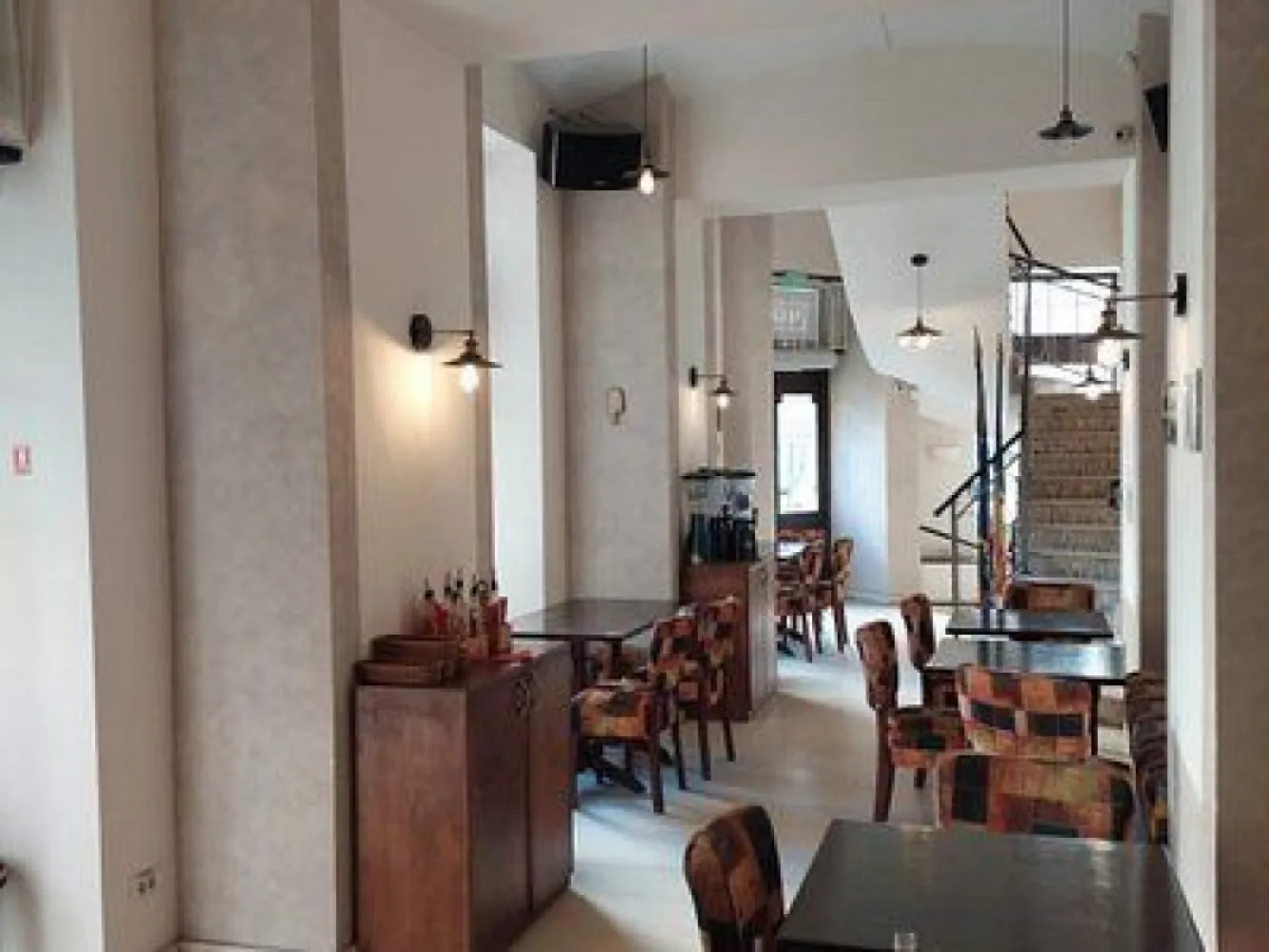 Spaţiu comercial centrul istoric - consolidat - Spatiul comercial monument istoric, consolidat in 2018, cu autorizatie de construire, receptie a lucrarii, intabulare, autorizatie de securitate la incendiu, este situat in Centrul Istoric, strada Blanari nr. 9 . Spaţiul este împărţit pe 3 nivele, subsol, parter si etajul 1 si dispune de finisaje de calitate, încălzire in pardoseala, geamuri termopan din lemn, lift monte-charge intre cele 3 nivele, 2 centrale proprii, 5 AC - uri , birou separat. Spatiul la ora actuala functioneaza ca restaurant (Restaurantul Argentin), si se preteaza si pentru alte activitati, spre exemplu, spatiu de birouri, sucursala de banca, magazin de haine sau alte produse, sala de jocuri, clinica stomatologica, notariat, etc Suprafaţa construită: 320mp. Suprafaţa utila: 214 mp. Grupuri sanitare: 4 Comision 0