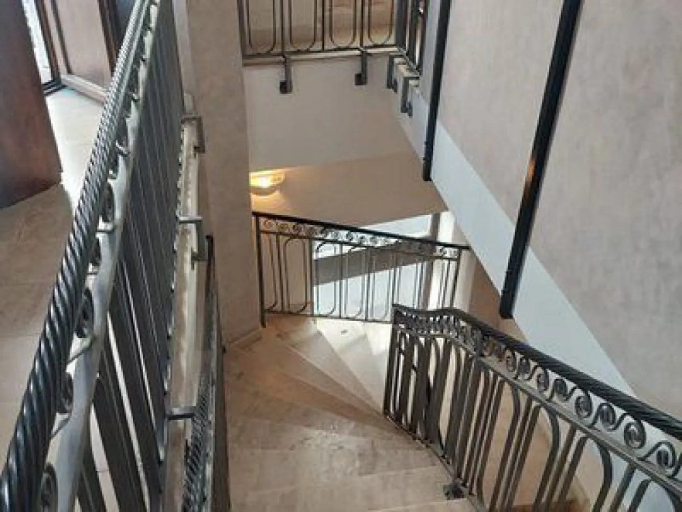 Spaţiu comercial centrul istoric - consolidat - Spatiul comercial monument istoric, consolidat in 2018, cu autorizatie de construire, receptie a lucrarii, intabulare, autorizatie de securitate la incendiu, este situat in Centrul Istoric, strada Blanari nr. 9 . Spaţiul este împărţit pe 3 nivele, subsol, parter si etajul 1 si dispune de finisaje de calitate, încălzire in pardoseala, geamuri termopan din lemn, lift monte-charge intre cele 3 nivele, 2 centrale proprii, 5 AC - uri , birou separat. Spatiul la ora actuala functioneaza ca restaurant (Restaurantul Argentin), si se preteaza si pentru alte activitati, spre exemplu, spatiu de birouri, sucursala de banca, magazin de haine sau alte produse, sala de jocuri, clinica stomatologica, notariat, etc Suprafaţa construită: 320mp. Suprafaţa utila: 214 mp. Grupuri sanitare: 4 Comision 0