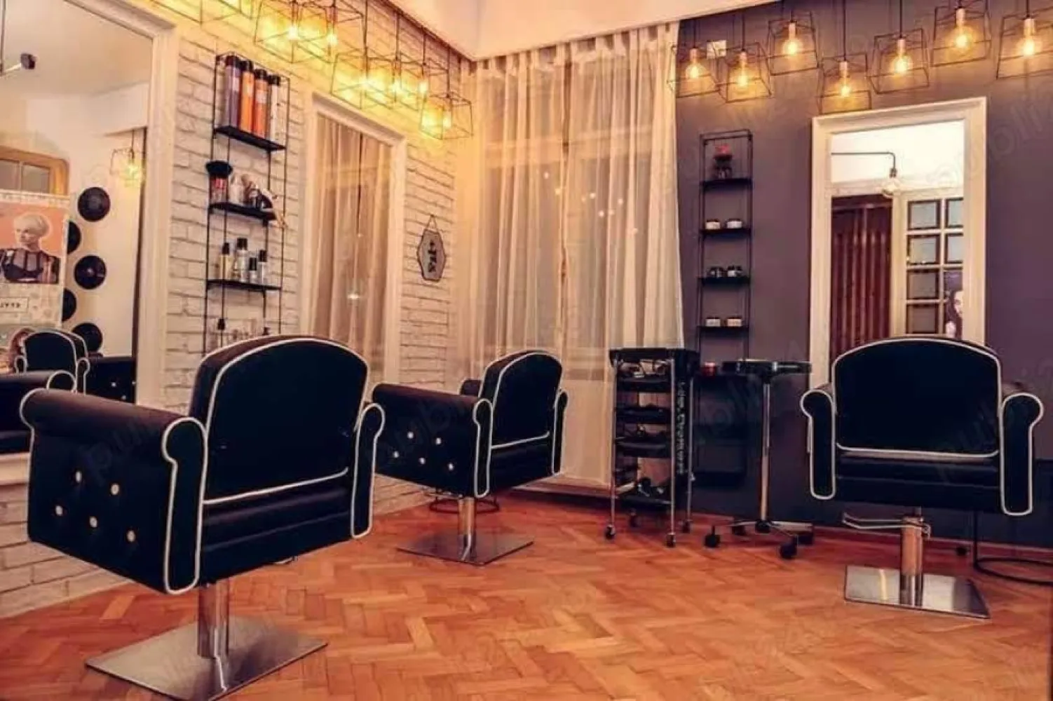 Vand afacere - salon infrumusetare - Vand afacere ( sau caut asociat ) la cheie, in zona Calea Victoriei: salon de coafura, manichiura pedichiura, camera pentru cosmetica masaj, zona receptie, doua bai, bucatarie si balcon. Salonul se afla intr-un apartament foarte bine compartimentat, amenajat cu ajutorul unui designer, cu o chirie avantajoasa pentru zona Victoriei. Salonul are posturi inchiriate, se mai pot inchiria posturi pentru cosmetica si manichiura. Este un bussines foarte drag mie la care renunt cu greu pentru ca nu ma mai pot ocupa zilnic de el din motive personale. Sper sa gasim o persoana din domeniu, dedicata si pasionata cu care sa putem colabora pe termen lung. Pentru mai multe detalii cu drag ne auzim la telefon.