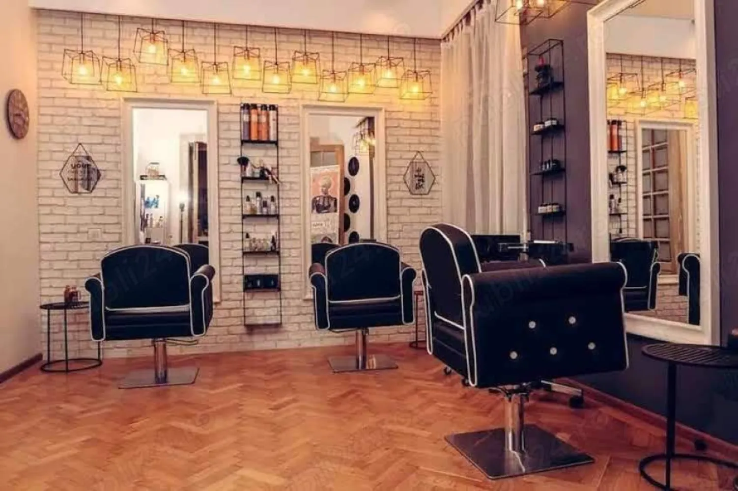 Vand afacere - salon infrumusetare - Vand afacere ( sau caut asociat ) la cheie, in zona Calea Victoriei: salon de coafura, manichiura pedichiura, camera pentru cosmetica masaj, zona receptie, doua bai, bucatarie si balcon. Salonul se afla intr-un apartament foarte bine compartimentat, amenajat cu ajutorul unui designer, cu o chirie avantajoasa pentru zona Victoriei. Salonul are posturi inchiriate, se mai pot inchiria posturi pentru cosmetica si manichiura. Este un bussines foarte drag mie la care renunt cu greu pentru ca nu ma mai pot ocupa zilnic de el din motive personale. Sper sa gasim o persoana din domeniu, dedicata si pasionata cu care sa putem colabora pe termen lung. Pentru mai multe detalii cu drag ne auzim la telefon.