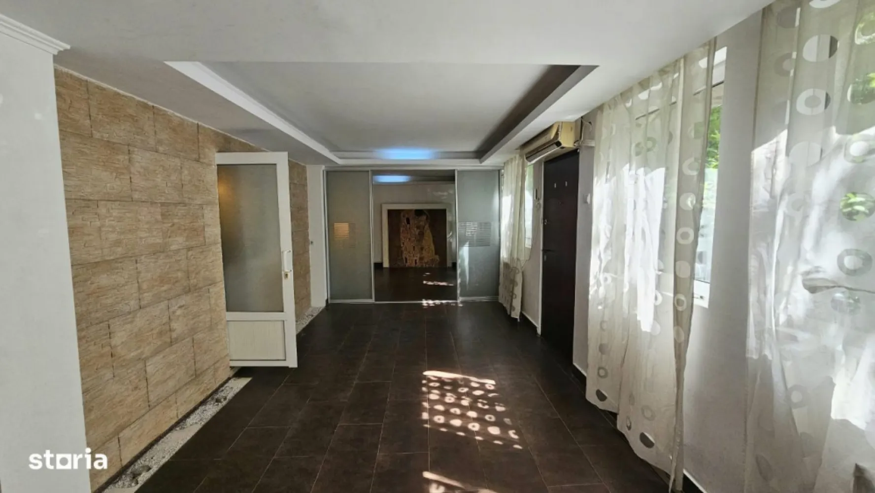Vanzare spatiu birouri 137mp, parter, intrare stradala, Anastasie Panu - Apartament 4 camere la parter, extins si transformat in spatiu birouri/servicii, cu intrare stradala dedicata. Spatiul este situat pe Str. Anastasie Panu, in zona linistita, la cateva minute de mers pe jos de statia de metrou Timpuri Noi. Suprafata utila de 137 mp, incalzire cu centrala proprie si calorifere, sistem alarma, aer conditionat, usa metalica, balcon inchis, termopane, gresie, faianta, etc. Spatiul este compus din sala de sedinte, 3 camere birouri, zona secretariat, hol generos la intrare, 2 bai, zona depozitare, balcon inchis. Detalii suplimentare la telefon sau la fata locului.