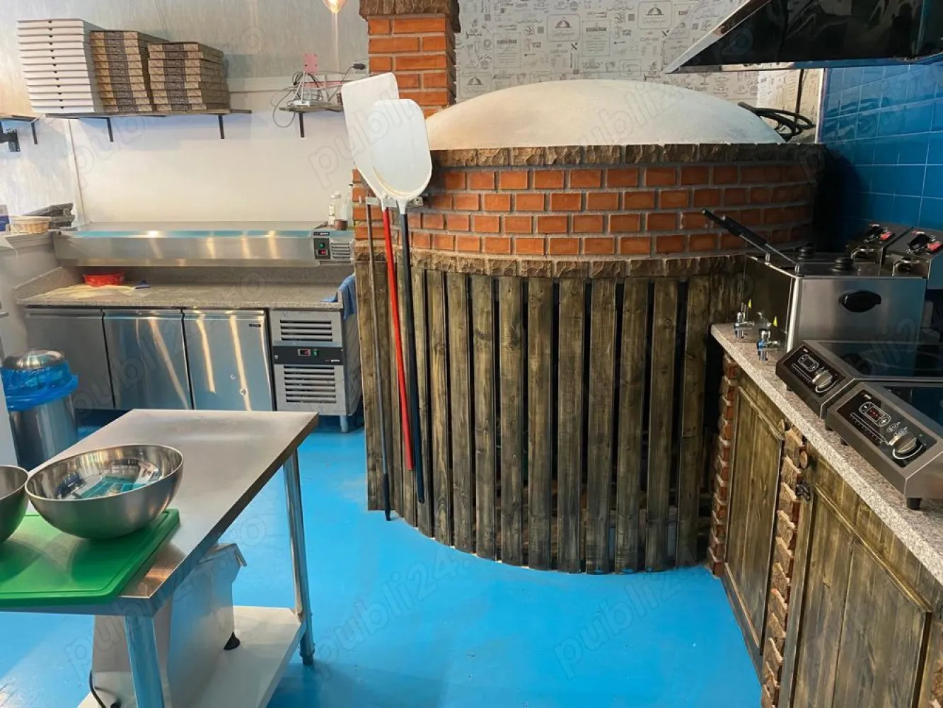 vand afacere la cheie deschisa recent - afacere la cheie deschisă recent, locația se află în drumul taberei la favorit, dispune de toate utilitățile, toate utilajele sunt noi inclusiv cuptorul de pizza care este pe lemne și făcut la comandă, chirie mică față de ce se găsește prin zona. în momentul de față locația funcționează, spațiul dispune și de terasă, pe timp de iarnă se pot pune 4-5 mese la interior. avem contracte active pe platformele glovo, Tazz și bolt. o vând pentru ca mai am și altă locație și nu mă pot ocupa de amândouă. preț 46500 ușor negociabil