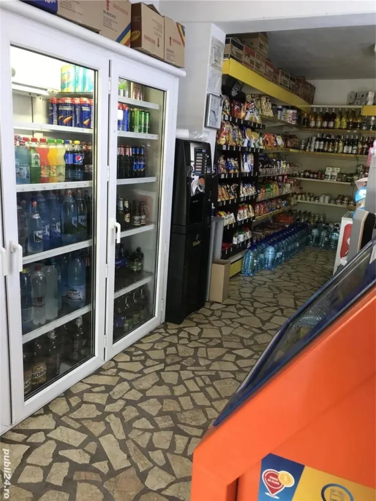 Spatiu com casa - Sos Petricani - Casa spatiu com. stradal. 150mp teren 65 mp utili cladire. Proprietar, cadastru, carte funciara. An constructie cladire 2000. La 2 min de A3 In prezent este mag alimentar functional. Posibilitate vanzare afacere. Detalii la cerere.