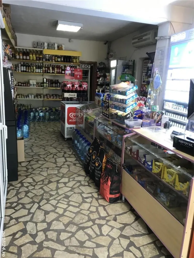 Spatiu com casa - Sos Petricani - Casa spatiu com. stradal. 150mp teren 65 mp utili cladire. Proprietar, cadastru, carte funciara. An constructie cladire 2000. La 2 min de A3 In prezent este mag alimentar functional. Posibilitate vanzare afacere. Detalii la cerere.