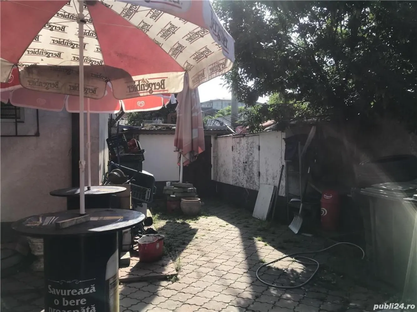 Spatiu com casa - Sos Petricani - Casa spatiu com. stradal. 150mp teren 65 mp utili cladire. Proprietar, cadastru, carte funciara. An constructie cladire 2000. La 2 min de A3 In prezent este mag alimentar functional. Posibilitate vanzare afacere. Detalii la cerere.