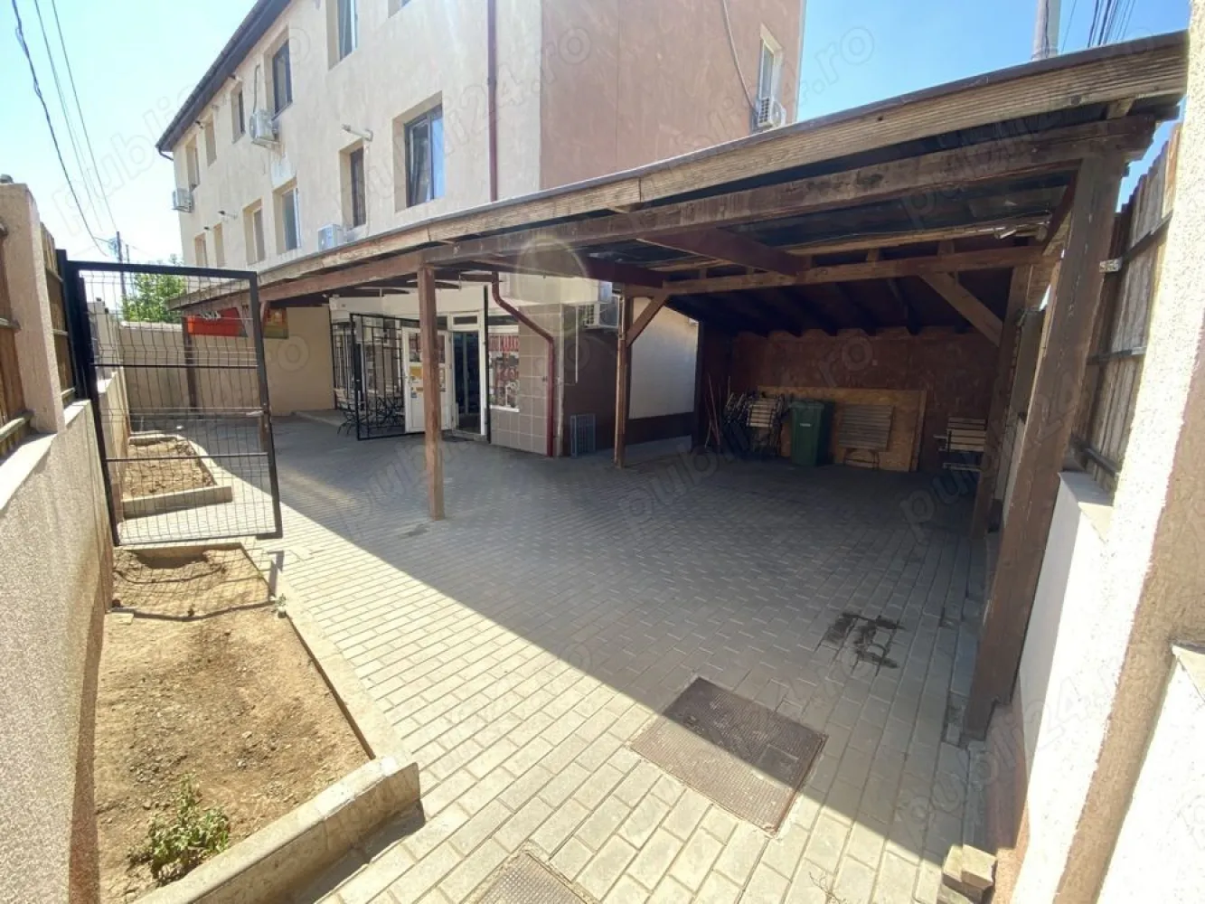 Spatiu comercial de vanzare 53mp cu teren 150mp Bucuresti sector 4 - Proprietar ofer spre vânzare un spațiu comercial în suprafață de 53 mp cu un teren de 150 mp , amplasat stradal, la parter de bloc, ca și utilități, spațiul dispune de energie electrică, gaz ,apă și canalizare . Spatiu comercial se afla pe strada drumul dealu alunis nr.11, sector 4