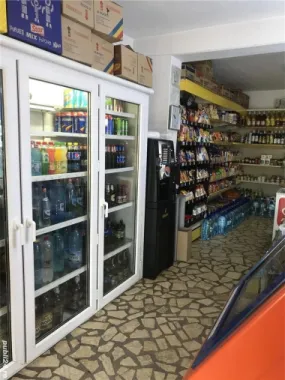 Spatiu com casa - Sos Petricani