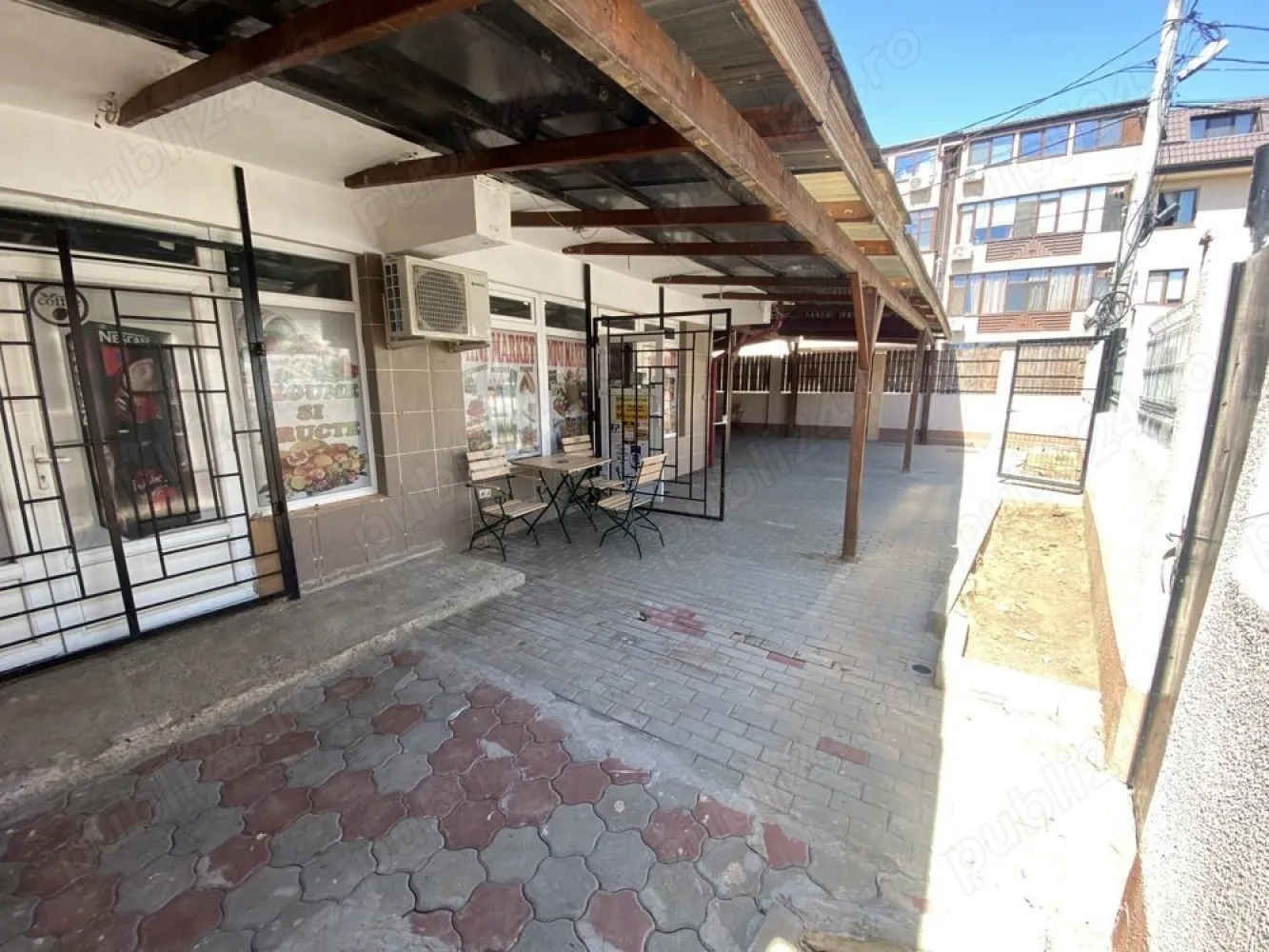 Spatiu comercial de vanzare 53mp cu teren 150mp Bucuresti sector 4 - Proprietar ofer spre vânzare un spațiu comercial în suprafață de 53 mp cu un teren de 150 mp , amplasat stradal, la parter de bloc, ca și utilități, spațiul dispune de energie electrică, gaz ,apă și canalizare . Spatiu comercial se afla pe strada drumul dealu alunis nr.11, sector 4