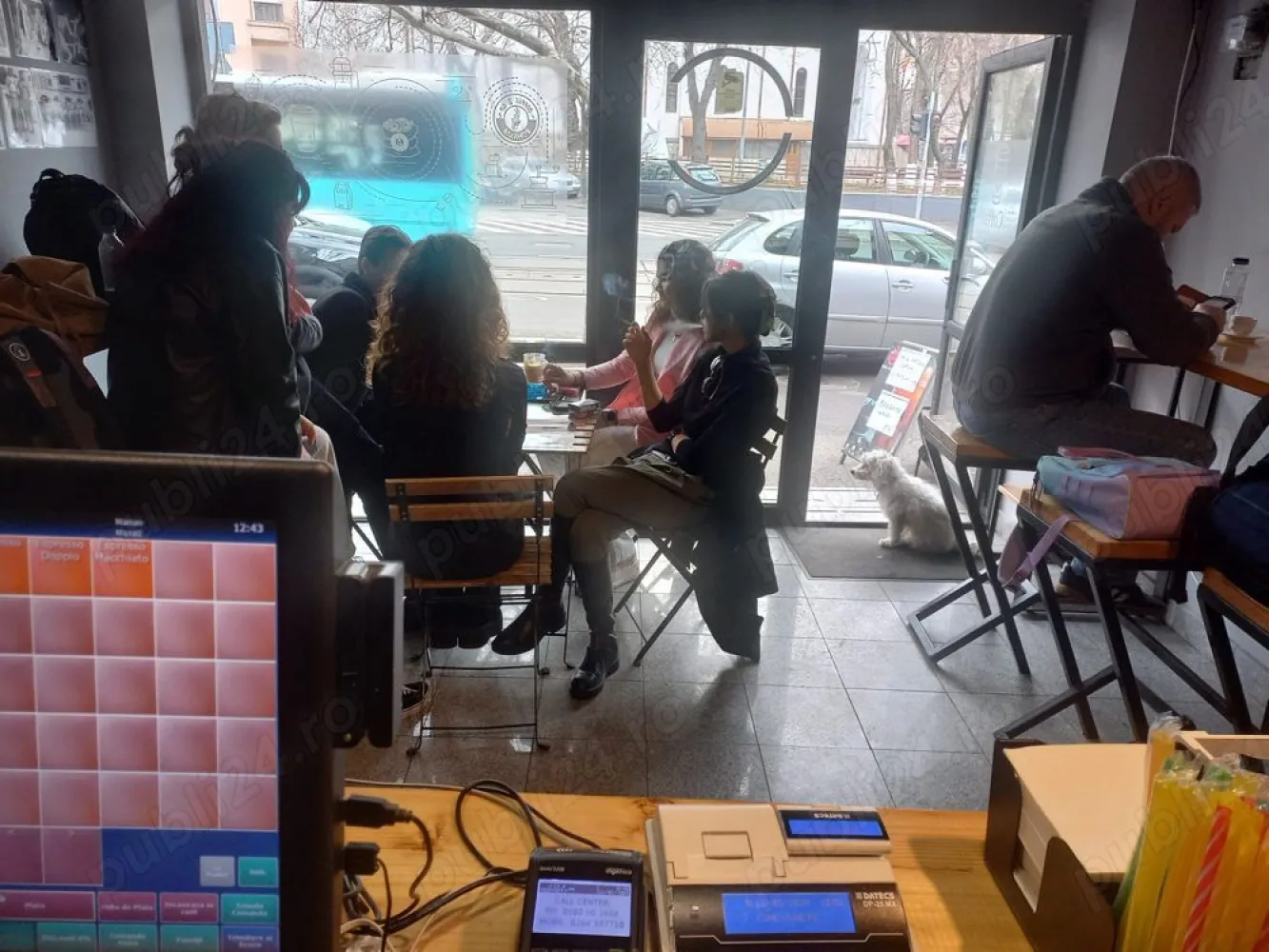 Afacere la cheie de vanzare - Va prezentam o afacere la cheie, de tip Cafenea Inghetata Slush amplasata in Bucuresti zona centrala cu vad comercial ridicat ( ProTV ) - Zonă foarte bună , zonă de birouri, clinici,rezidențială si Liceul Mihai Viteazul si Scoala de Engleza, cu trafic zilnic! Nu necesită nici o investiție, funcționează zi de zi, în mod regulat cu clientelă formată pe toata durata zilei Suprafata aprox 30 Mp Spatiul stradal este amenajat Se preda cu : 5 mese lemn masiv, 11 scaune, 3 canapele, 1 fotoliu, bar si post-bar, suporturi iluminare, 2 frigidere, 2 congelatoare, mixer storcator fructe, Tableta POS net, casa de marcat,POS BT, Aer Conditionat, combina muzicala, Toate ustensilele : cesti, cani, thermometer, cantar, latiere, shaker, knock-bix, lingerie etc. Restul aparaturii se poate discuta la fata locului : Vitrina, masina de cafea, rasnita de cafea, masina de gheata. Se poate ceda cu tot cu firma. Toate autorizatiile facute. Pentru detalii si informații suplimentare, pentru a stabili o întâlnire, sunați la numărul din anunț. Vă mulțumesc! Pret: 17.000 EUR usor negociabil Tel: