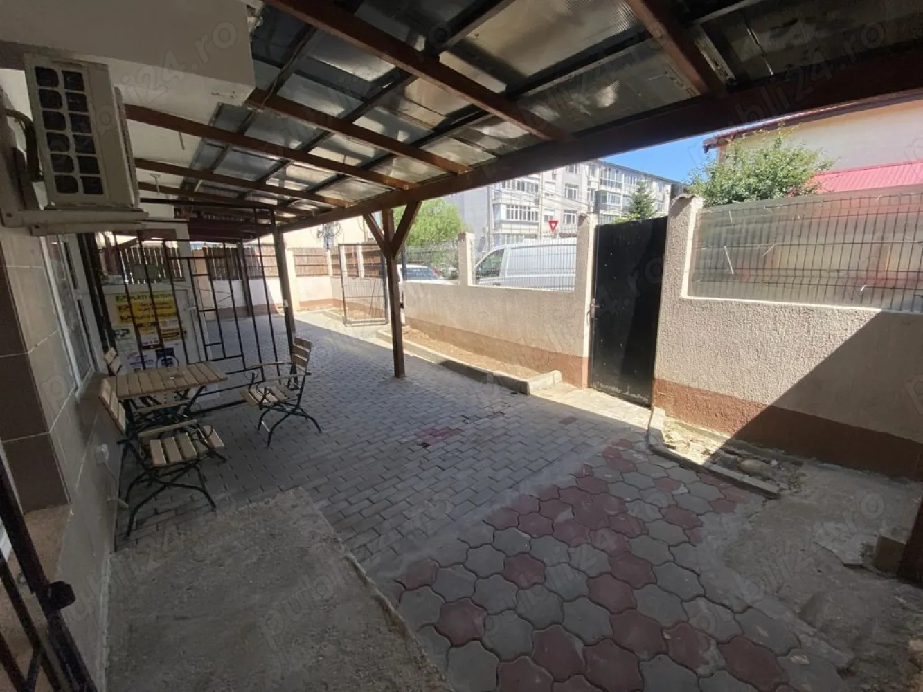 Spatiu comercial de vanzare 53mp cu teren 150mp Bucuresti sector 4 - Proprietar ofer spre vânzare un spațiu comercial în suprafață de 53 mp cu un teren de 150 mp , amplasat stradal, la parter de bloc, ca și utilități, spațiul dispune de energie electrică, gaz ,apă și canalizare . Spatiu comercial se afla pe strada drumul dealu alunis nr.11, sector 4