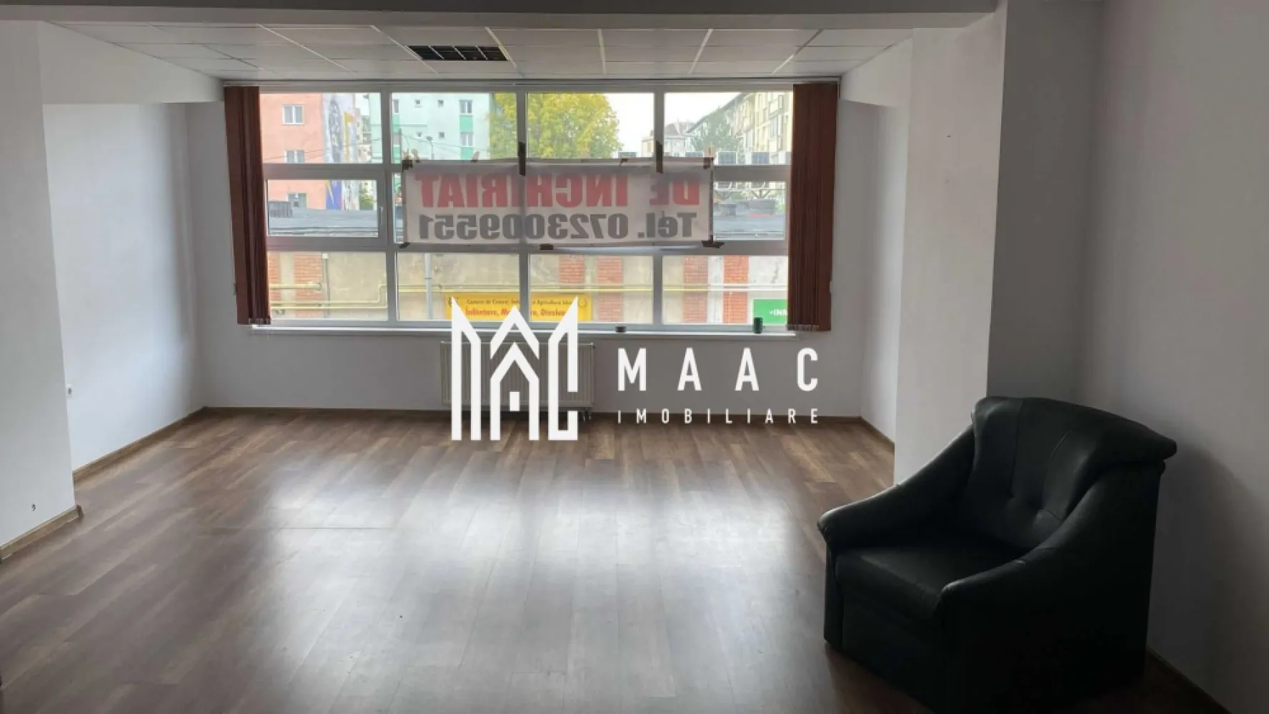 Spatiu birouri | Registrului Comertului | Etajul 1 - Maac Imobiliare – Închiriere spațiu birouri, 44 mp, Registrul Comerțului Maac Imobiliare propune spre închiriere un spațiu de birouri open-space, cu o suprafață de 44 mp, situat în clădirea Registrului Comerțului, la etajul 1, imediat în fața intrării principale. Spațiul este dotat cu fotolii, canapea, birou și dulap, pregătit pentru activitate imediată. Locație excelentă, într-o clădire reprezentativă și ușor accesibilă. Pentru mai multe detalii precizati telefonic ca ati vazut anuntul cu ID: CP2767402 }}