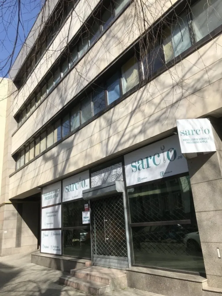 Proprietar vand spatiu comercial - Spatiu comercial str. Mihai Eminescu cu vitrina de 10 ml, suprafata utilla 105 mp. acces dublu, climatizare, gaze naturale, energie electrica trifazata, open space conform plan cadastral, imobil construit si receptionat in 2009. Asa cum se poate constata etajele 1-4 sunt prin constructie spatii de birouri. Tranzactia nu este purtatoare de TVA In prezent este inchiriat. www.brasadas.com.