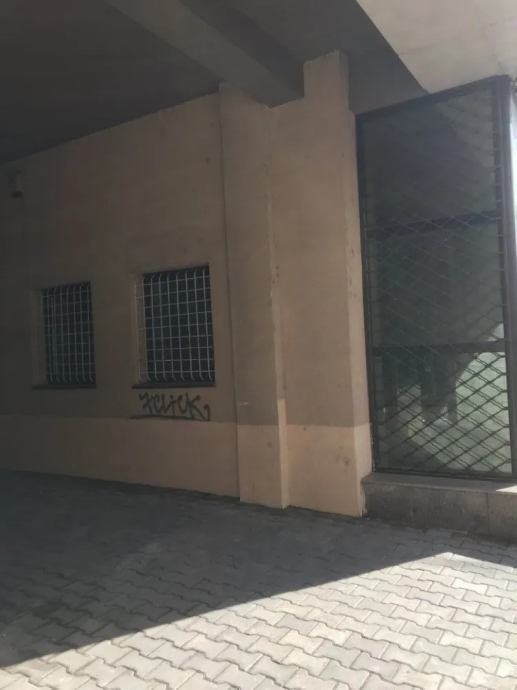 Proprietar vand spatiu comercial - Spatiu comercial str. Mihai Eminescu cu vitrina de 10 ml, suprafata utilla 105 mp. acces dublu, climatizare, gaze naturale, energie electrica trifazata, open space conform plan cadastral, imobil construit si receptionat in 2009. Asa cum se poate constata etajele 1-4 sunt prin constructie spatii de birouri. Tranzactia nu este purtatoare de TVA In prezent este inchiriat. www.brasadas.com.