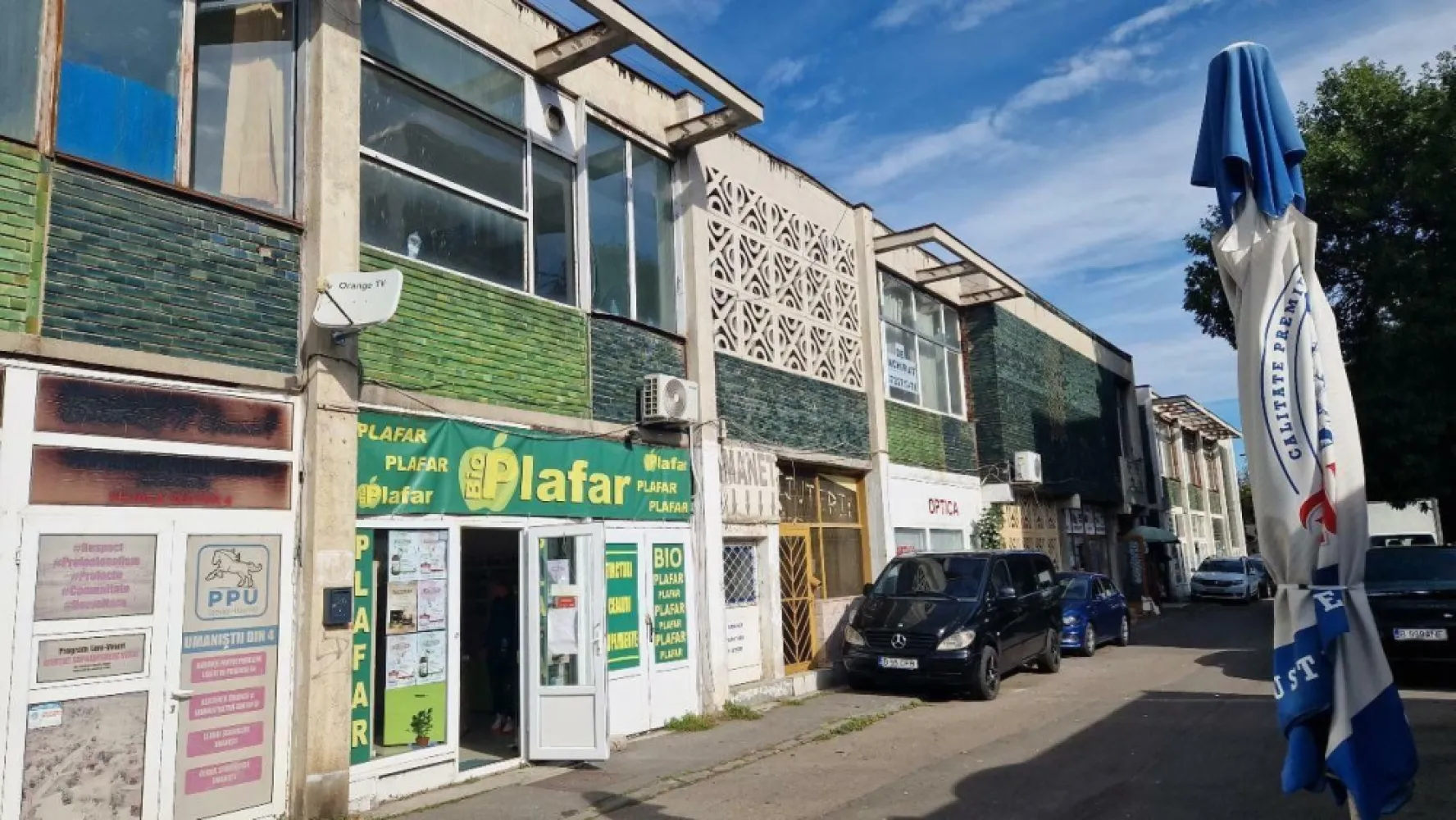 SPATIU COMERCIAL VIS-A-VIS PIATA PROGRESUL - De Vanzare - Spatiu comercial 80mp S.Utila, parter si etaj, pe Sos Giurgiului, platou comercial vis-avis Piata Progresul, in cladire strict comerciala, Parter - magazin 25 mp, intrare fata si spate . Etaj - spatiu depozitare/productie 25mp+ depozit - 8 mp. Scara interioara larga, dependinte. zona cu traditie comerciala, spatiul se invecineaza cu: banca, restaurant, curatatorie chimica, pariuri sportive, partid politic, magazine .