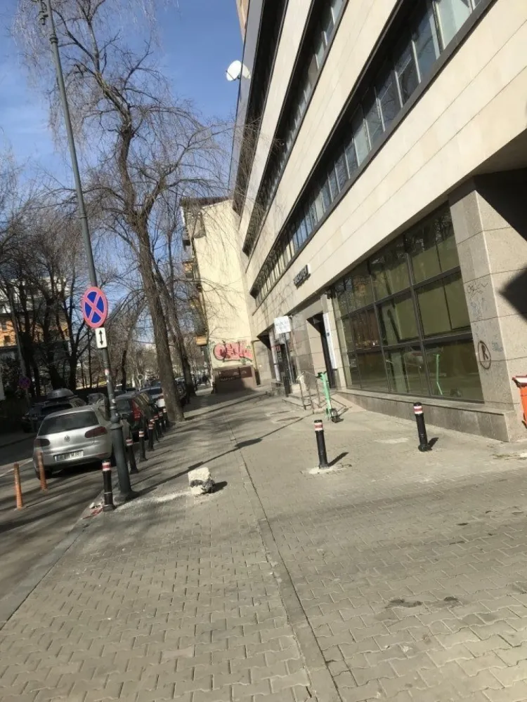 Proprietar vand spatiu comercial - Spatiu comercial str. Mihai Eminescu cu vitrina de 10 ml, suprafata utilla 105 mp. acces dublu, climatizare, gaze naturale, energie electrica trifazata, open space conform plan cadastral, imobil construit si receptionat in 2009. Asa cum se poate constata etajele 1-4 sunt prin constructie spatii de birouri. Tranzactia nu este purtatoare de TVA In prezent este inchiriat. www.brasadas.com.