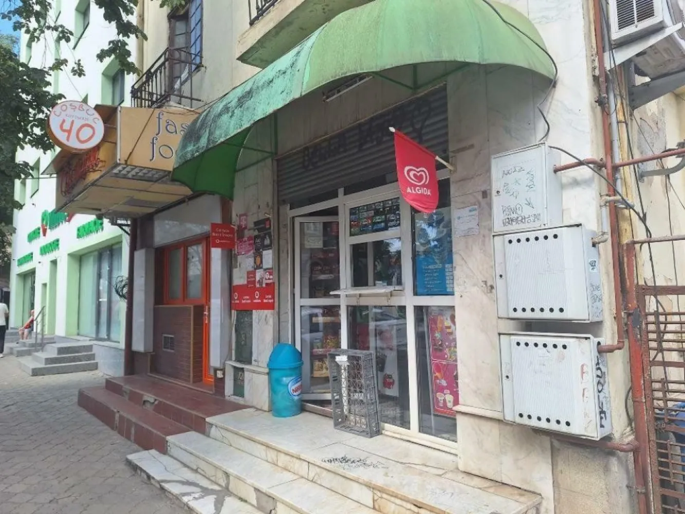 Vand 2 spatii comerciale alaturate, 40mp fiecare p+s , Bdul George Cosbuc - Vand doua spatii comerciale alaturate, 44mp fiecare, parter+subsol , acces stradal, Bdul George Cosbuc 40