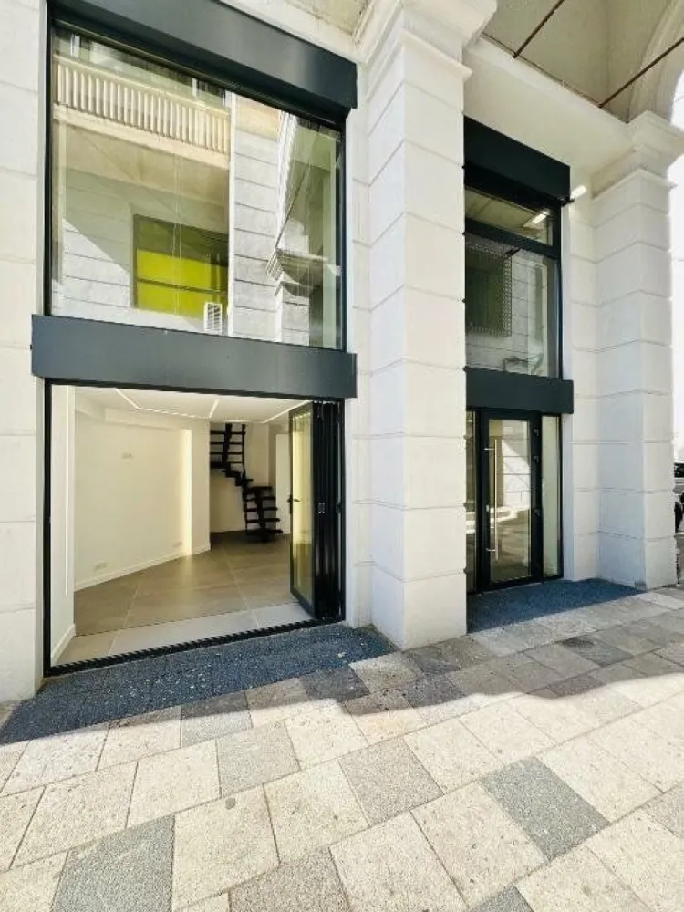 Spaţiu comercial - Bd. Decebal Exclusivitate - Spaţiu comercial stradal situat pe blvd. Decebal 9 , renovat complet ,gresie Italia, sanitare Grohe , tâmplărie noua ALUPROF glisantă şi electrica , aer condiţionat nou , 2 intrări frontale + 1 intrare laterala pentru depozit , 2 bai separate parter . Ideal investiţie ,pretabil cafenea ,salon cosmetica , cabinet medical, notariat ,magazin produse premium.