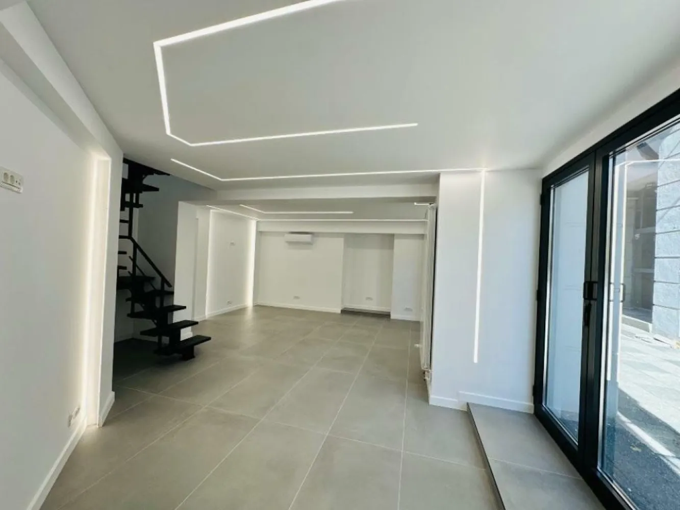 Spaţiu comercial - Bd. Decebal Exclusivitate - Spaţiu comercial stradal situat pe blvd. Decebal 9 , renovat complet ,gresie Italia, sanitare Grohe , tâmplărie noua ALUPROF glisantă şi electrica , aer condiţionat nou , 2 intrări frontale + 1 intrare laterala pentru depozit , 2 bai separate parter . Ideal investiţie ,pretabil cafenea ,salon cosmetica , cabinet medical, notariat ,magazin produse premium.