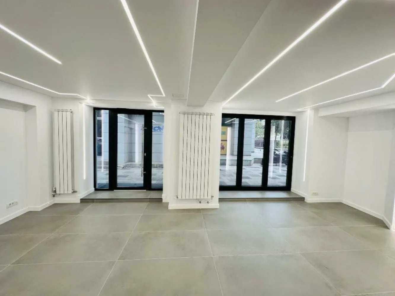 Spaţiu comercial - Bd. Decebal Exclusivitate - Spaţiu comercial stradal situat pe blvd. Decebal 9 , renovat complet ,gresie Italia, sanitare Grohe , tâmplărie noua ALUPROF glisantă şi electrica , aer condiţionat nou , 2 intrări frontale + 1 intrare laterala pentru depozit , 2 bai separate parter . Ideal investiţie ,pretabil cafenea ,salon cosmetica , cabinet medical, notariat ,magazin produse premium.
